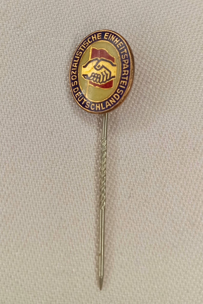 Original SED Mitgliedsabzeichen – Lange, gedrehte Nadel (Emaille)