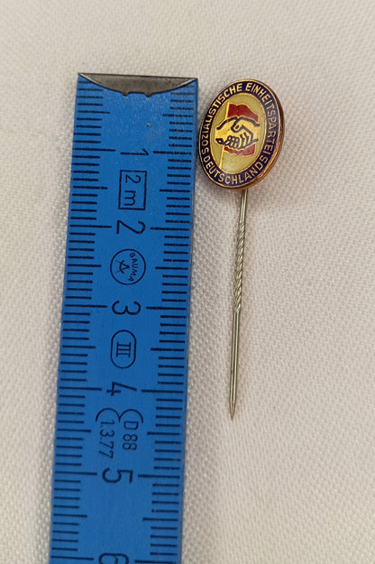 Original SED Mitgliedsabzeichen – Lange, gedrehte Nadel (Emaille)