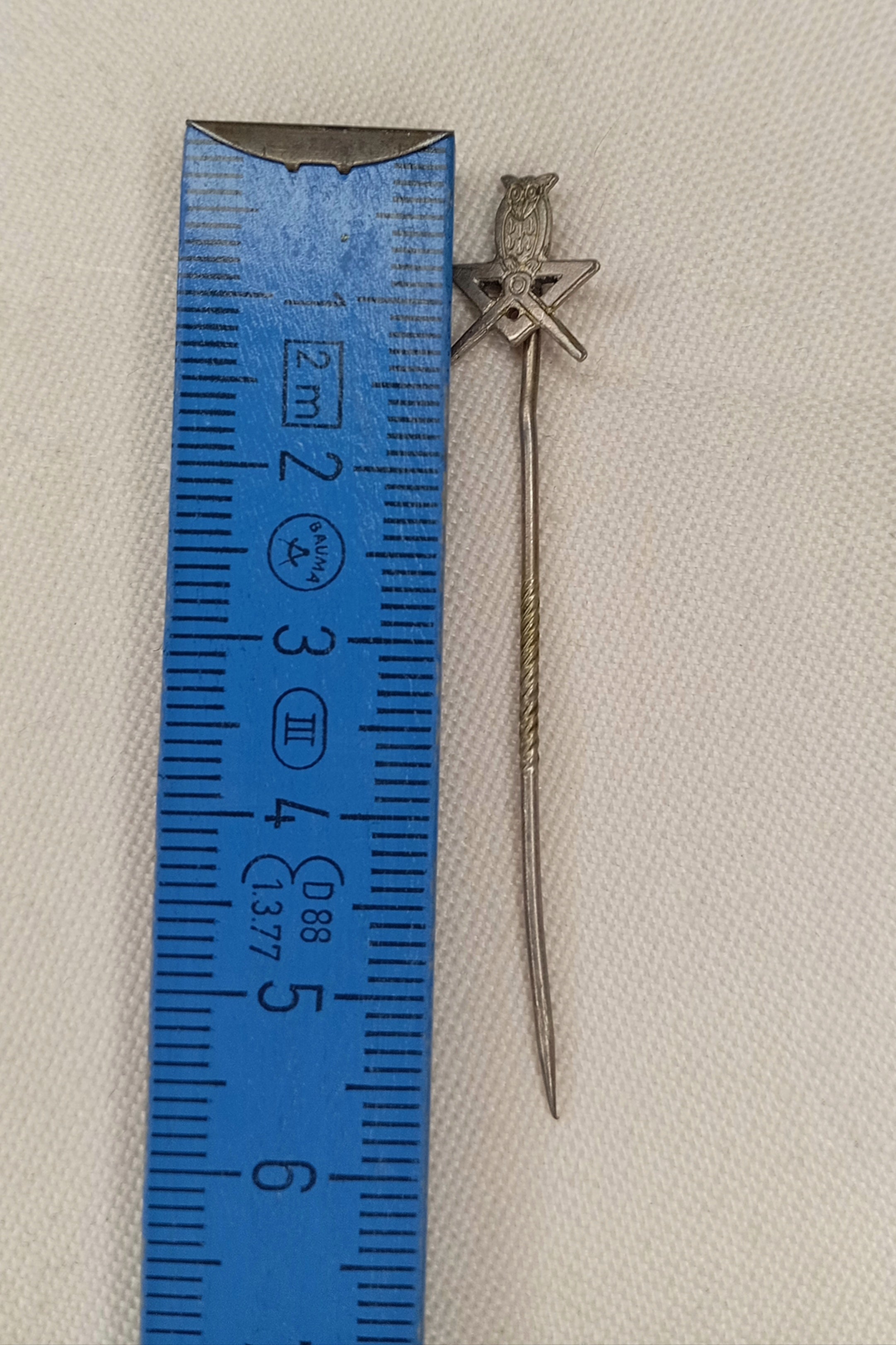 lange Nadel mit freimaurerischen Symbolen.