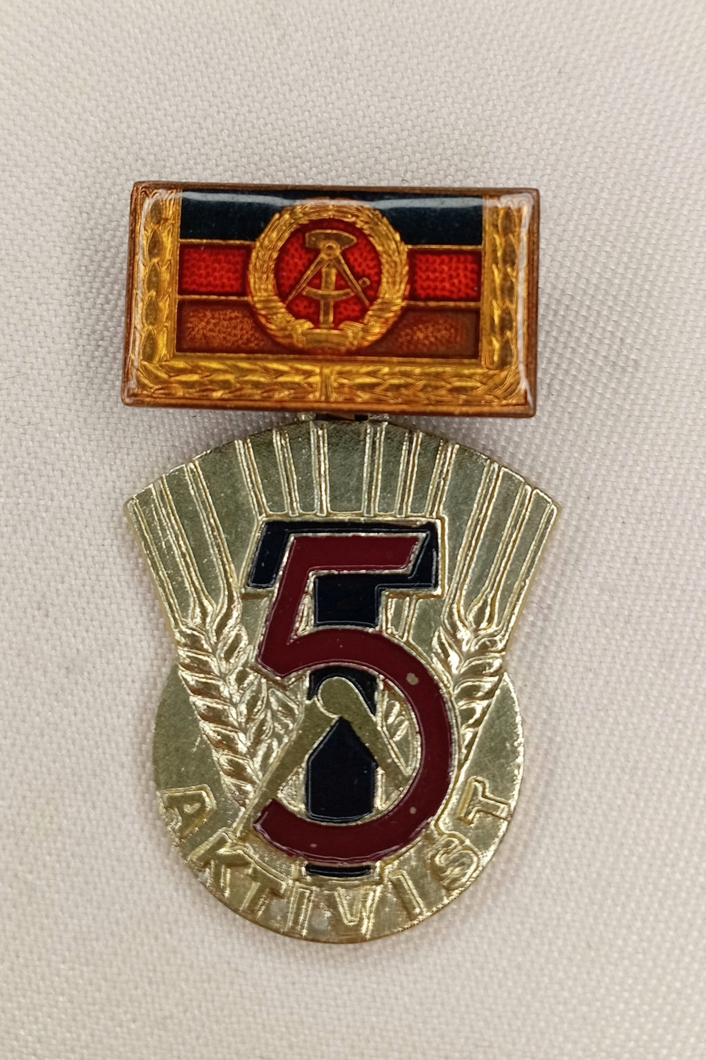 DDR Auszeichnung: "Aktivist des Fünfjahrplanes" – mit Ehrentragespange