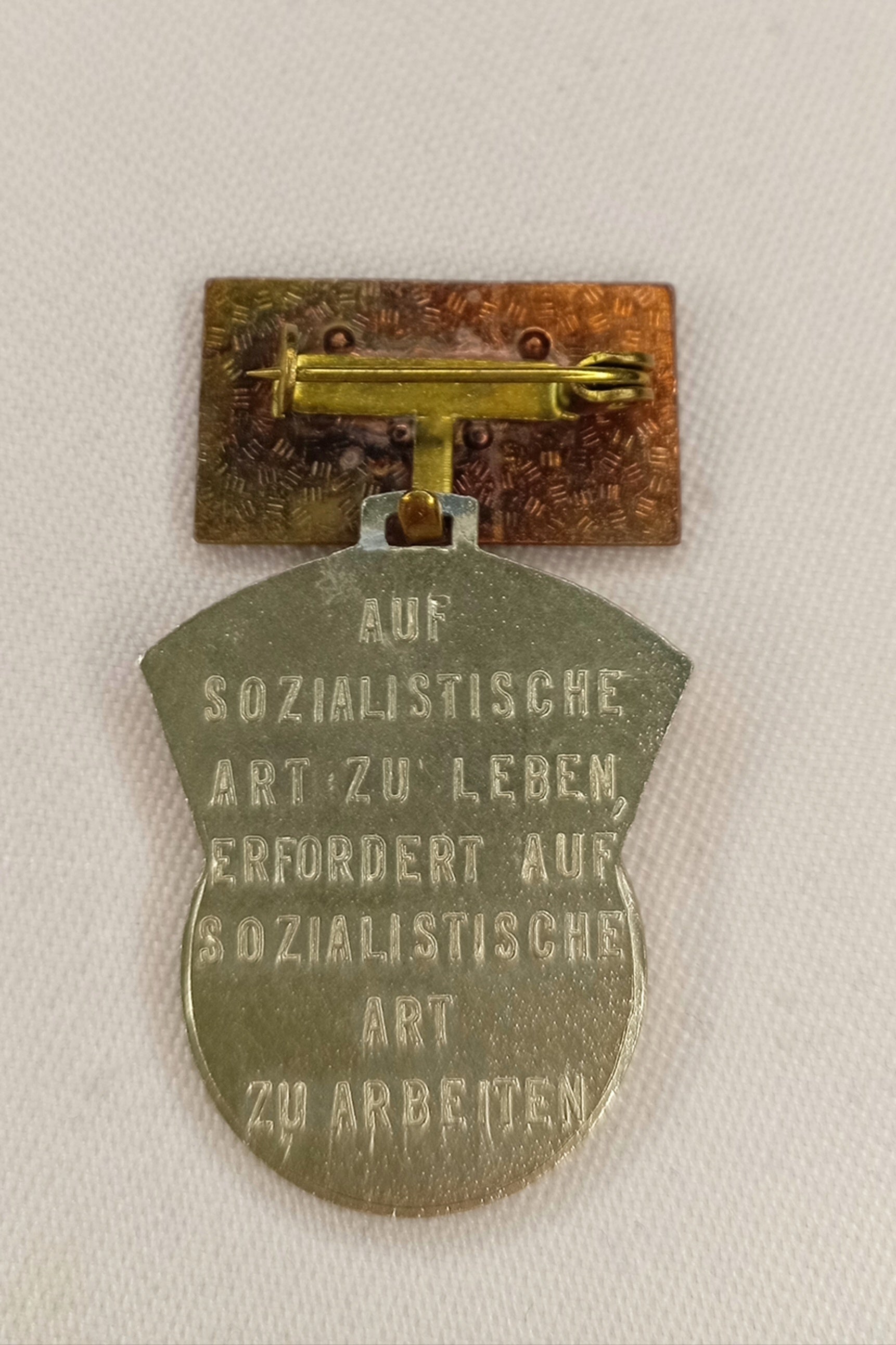 DDR Auszeichnung: "Aktivist des Fünfjahrplanes" – mit Ehrentragespange