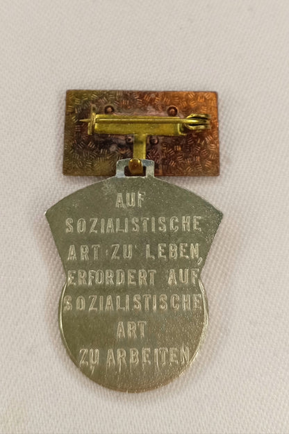 DDR Auszeichnung: "Aktivist des Fünfjahrplanes" – mit Ehrentragespange