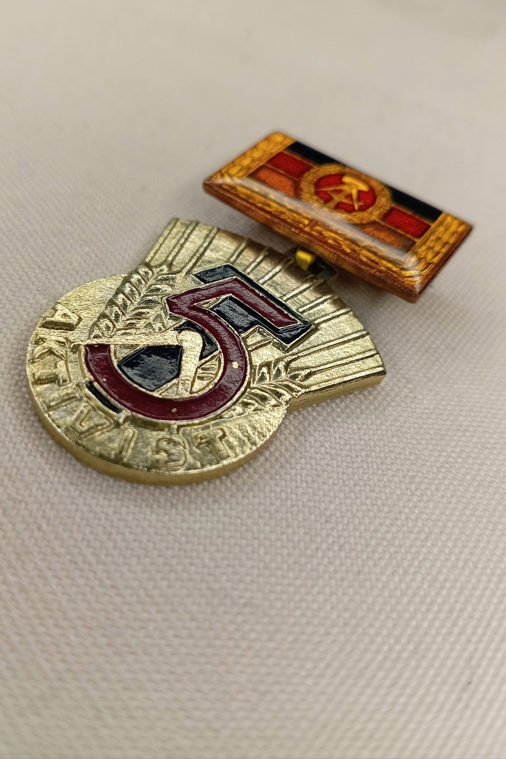 DDR Auszeichnung: "Aktivist des Fünfjahrplanes" – mit Ehrentragespange