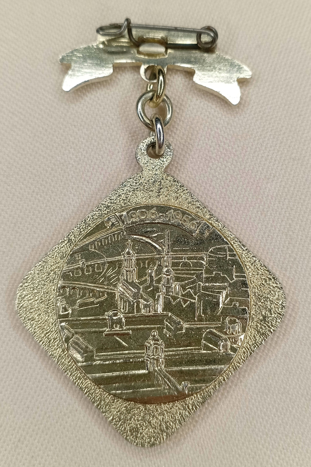 DDR Abzeichen: 750 Jahre Stadt Dresden (1956) – Jubiläums-Medaille "Kultur und Kunst Stadt Dresden baut wieder auf"