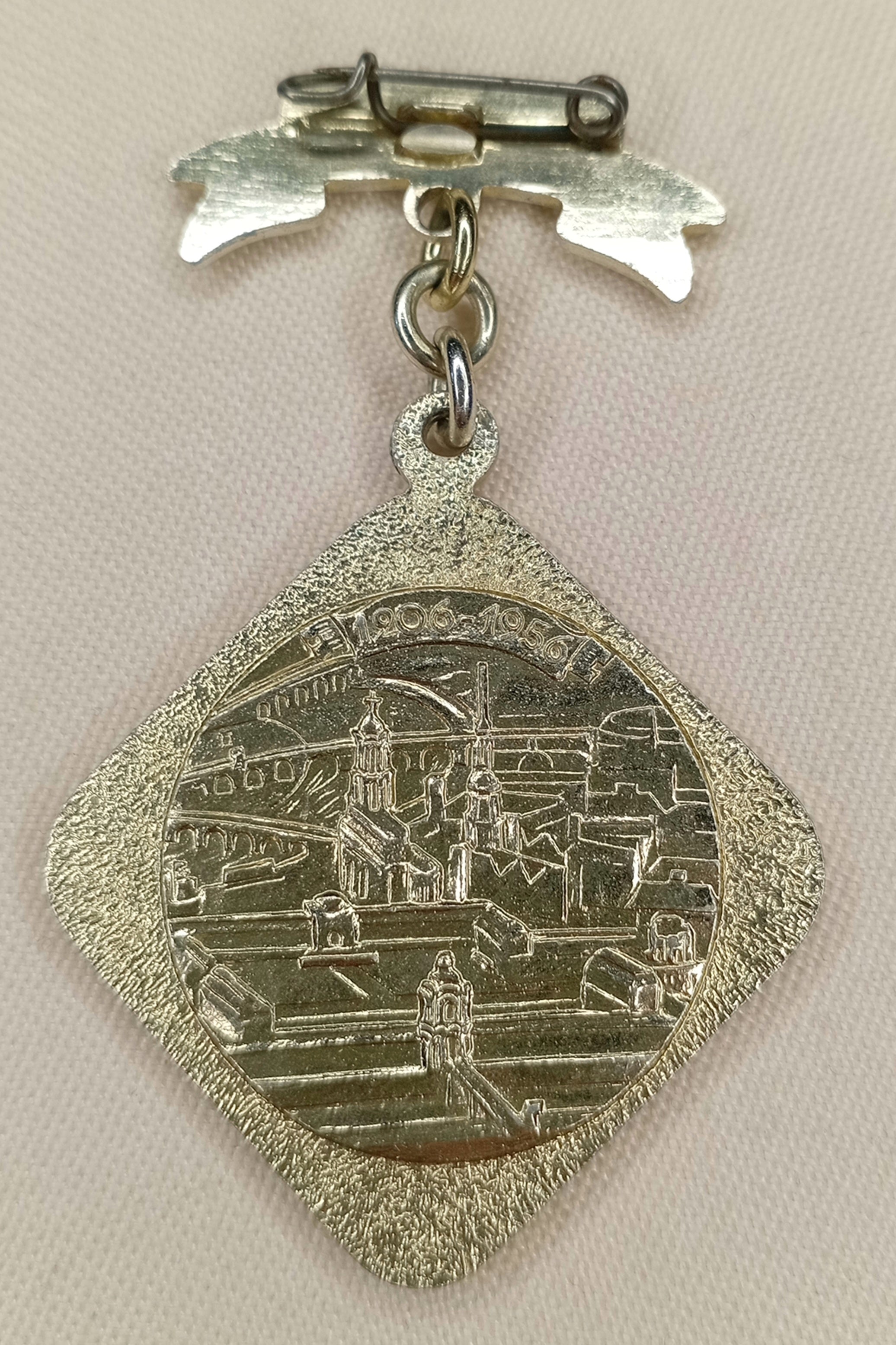 DDR Abzeichen: 750 Jahre Stadt Dresden (1956) – Jubiläums-Medaille "Kultur und Kunst Stadt Dresden baut wieder auf"