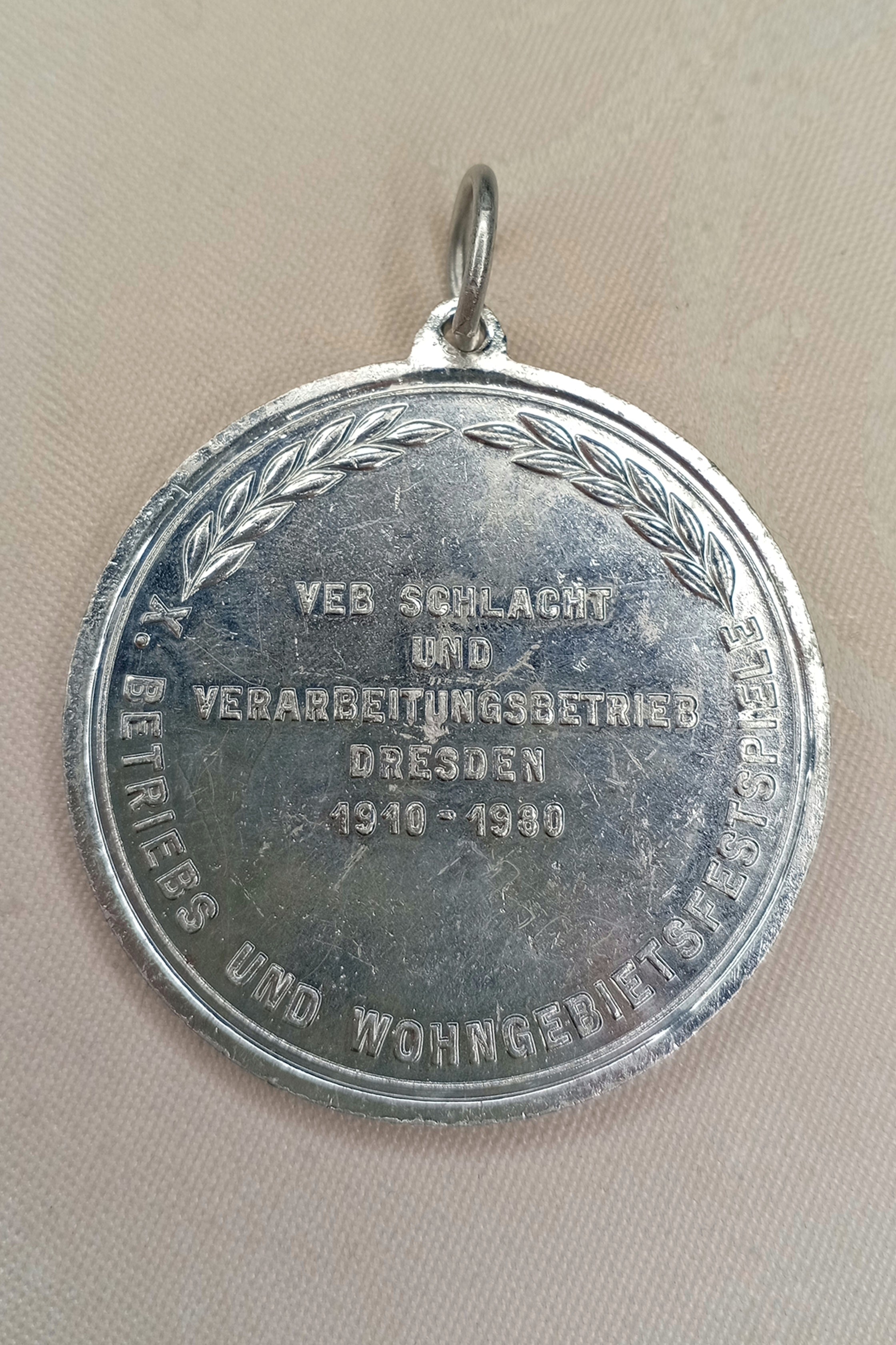 DDR Medaille Dresden: VEB Schlacht- und Verarbeitungsbetrieb (1980) – 70 Jahre Jubiläum