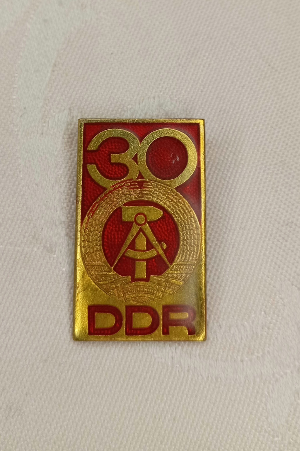DDR Jubiläums-Abzeichen: "30 Jahre DDR" (1979) – Staatswappen Gold/Rot