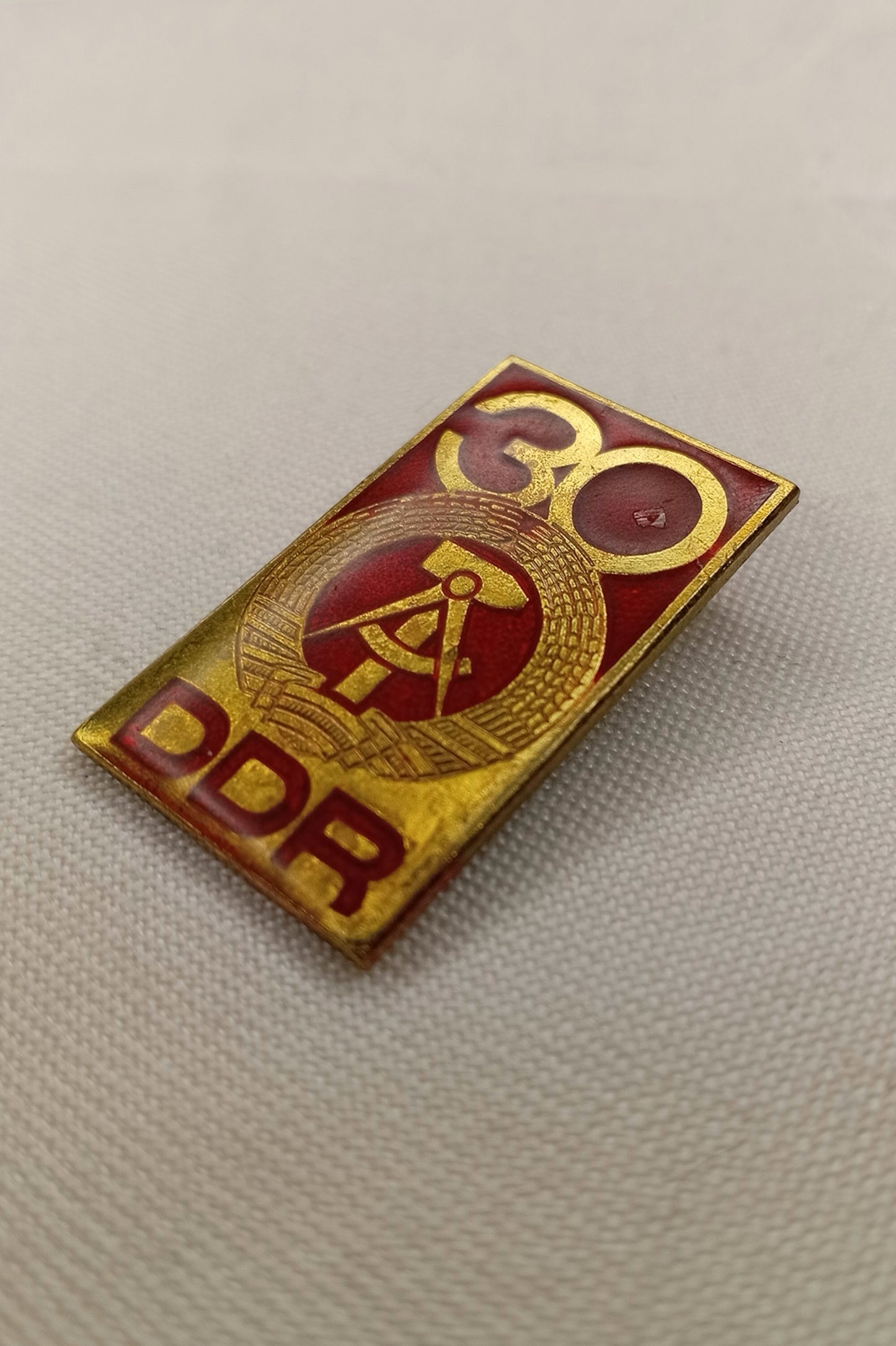 DDR Jubiläums-Abzeichen: "30 Jahre DDR" (1979) – Staatswappen Gold/Rot