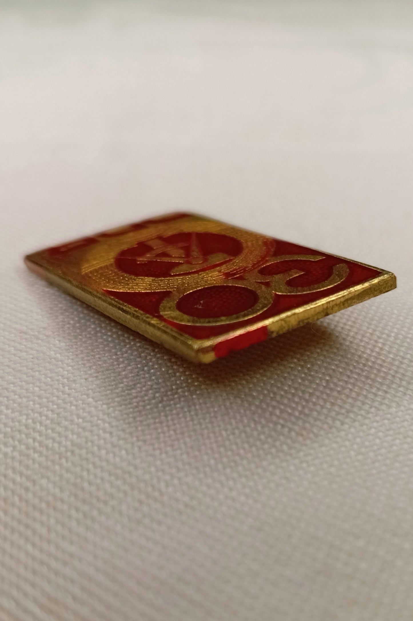 DDR Jubiläums-Abzeichen: "30 Jahre DDR" (1979) – Staatswappen Gold/Rot
