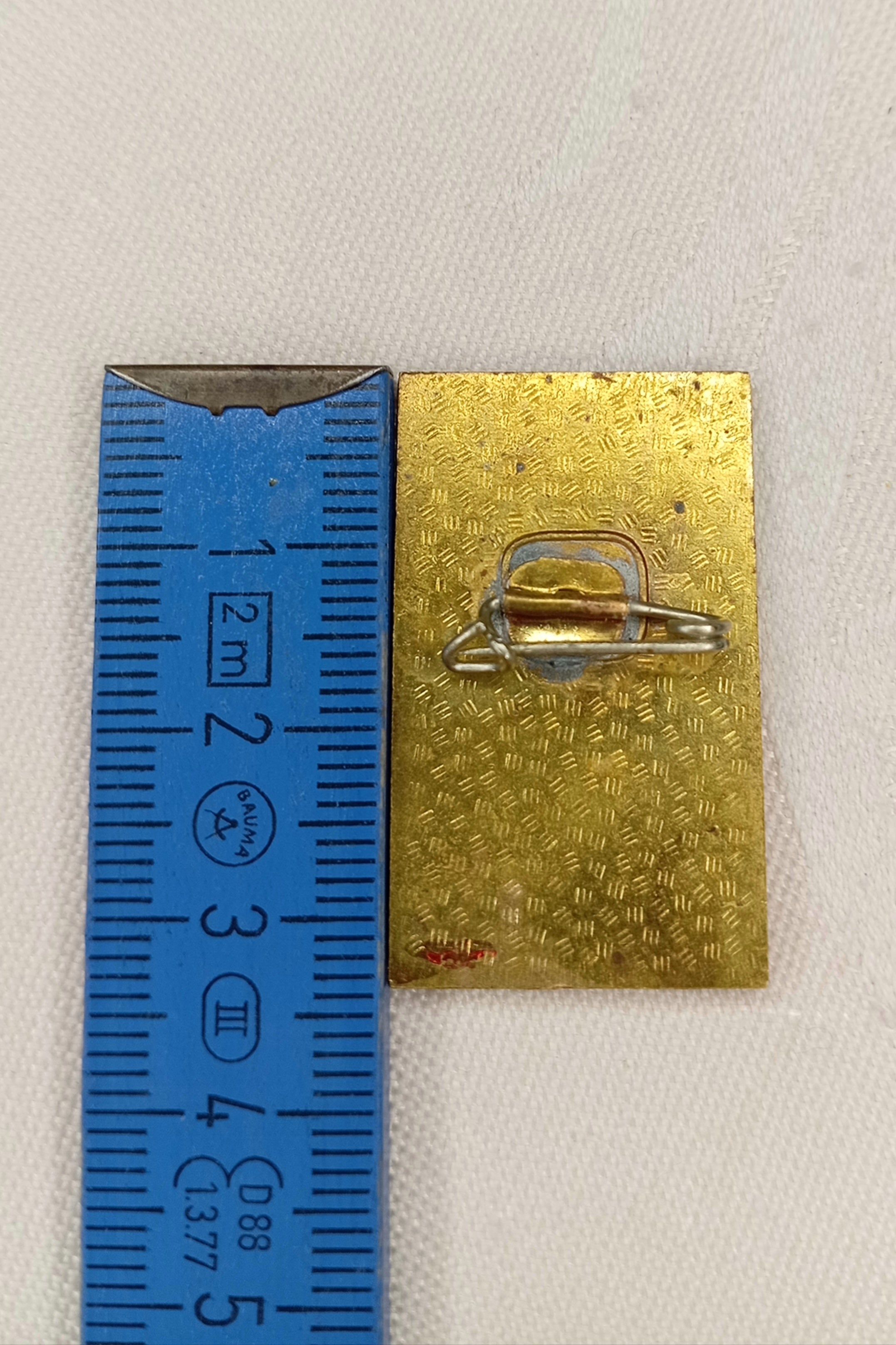 DDR Jubiläums-Abzeichen: "30 Jahre DDR" (1979) – Staatswappen Gold/Rot