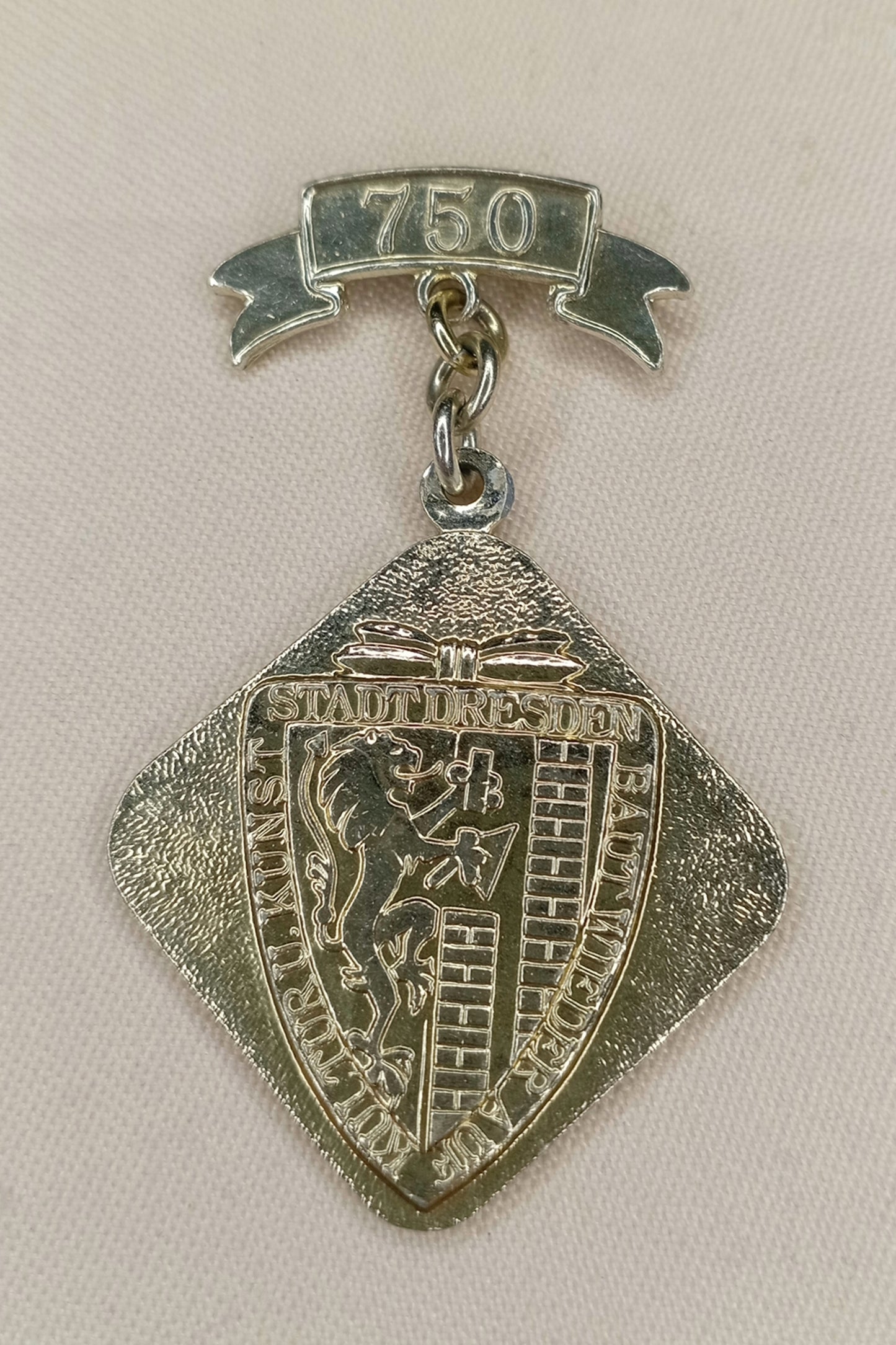 DDR Abzeichen: 750 Jahre Stadt Dresden (1956) – Jubiläums-Medaille "Kultur und Kunst Stadt Dresden baut wieder auf"