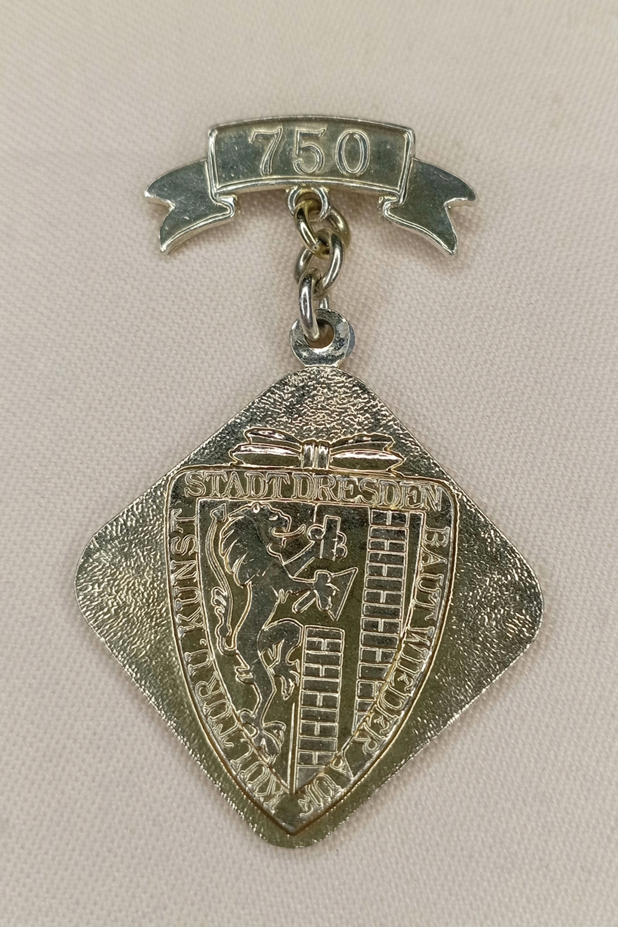 DDR Abzeichen: 750 Jahre Stadt Dresden (1956) – Jubiläums-Medaille "Kultur und Kunst Stadt Dresden baut wieder auf"