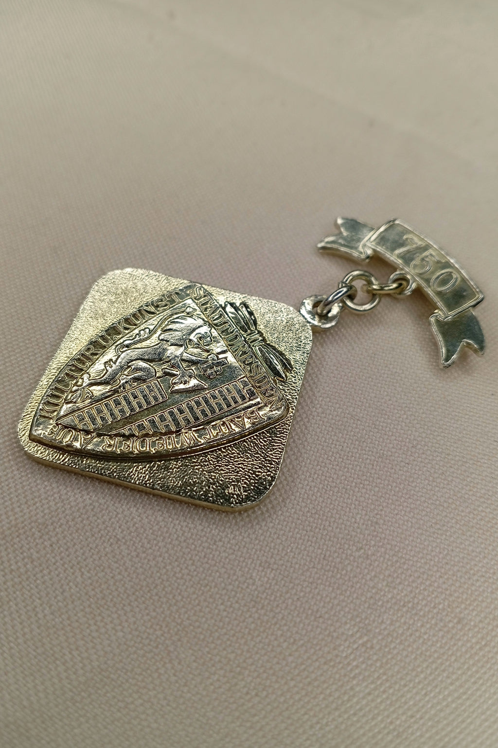 DDR Abzeichen: 750 Jahre Stadt Dresden (1956) – Jubiläums-Medaille "Kultur und Kunst Stadt Dresden baut wieder auf"