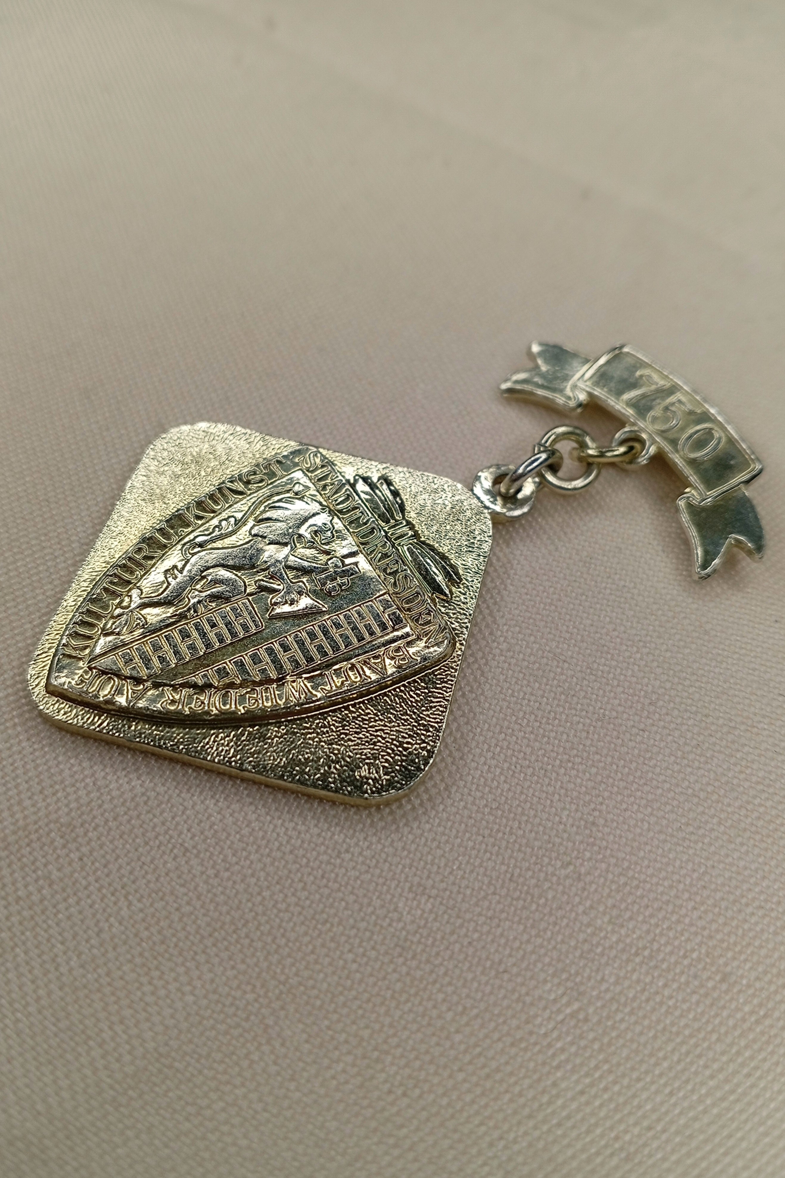 DDR Abzeichen: 750 Jahre Stadt Dresden (1956) – Jubiläums-Medaille "Kultur und Kunst Stadt Dresden baut wieder auf"