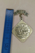 DDR Abzeichen: 750 Jahre Stadt Dresden (1956) – Jubiläums-Medaille "Kultur und Kunst Stadt Dresden baut wieder auf"