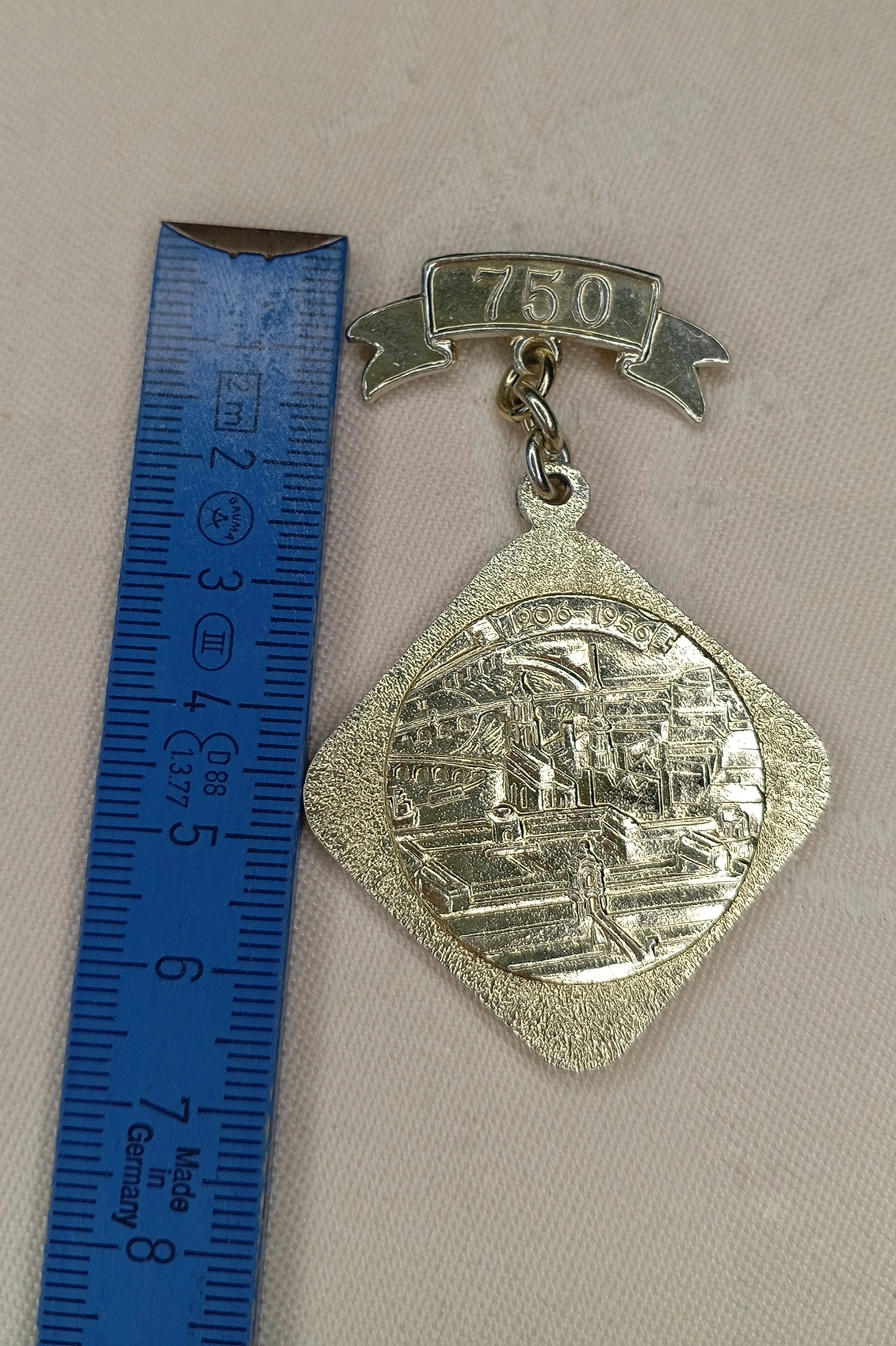 DDR Abzeichen: 750 Jahre Stadt Dresden (1956) – Jubiläums-Medaille "Kultur und Kunst Stadt Dresden baut wieder auf"