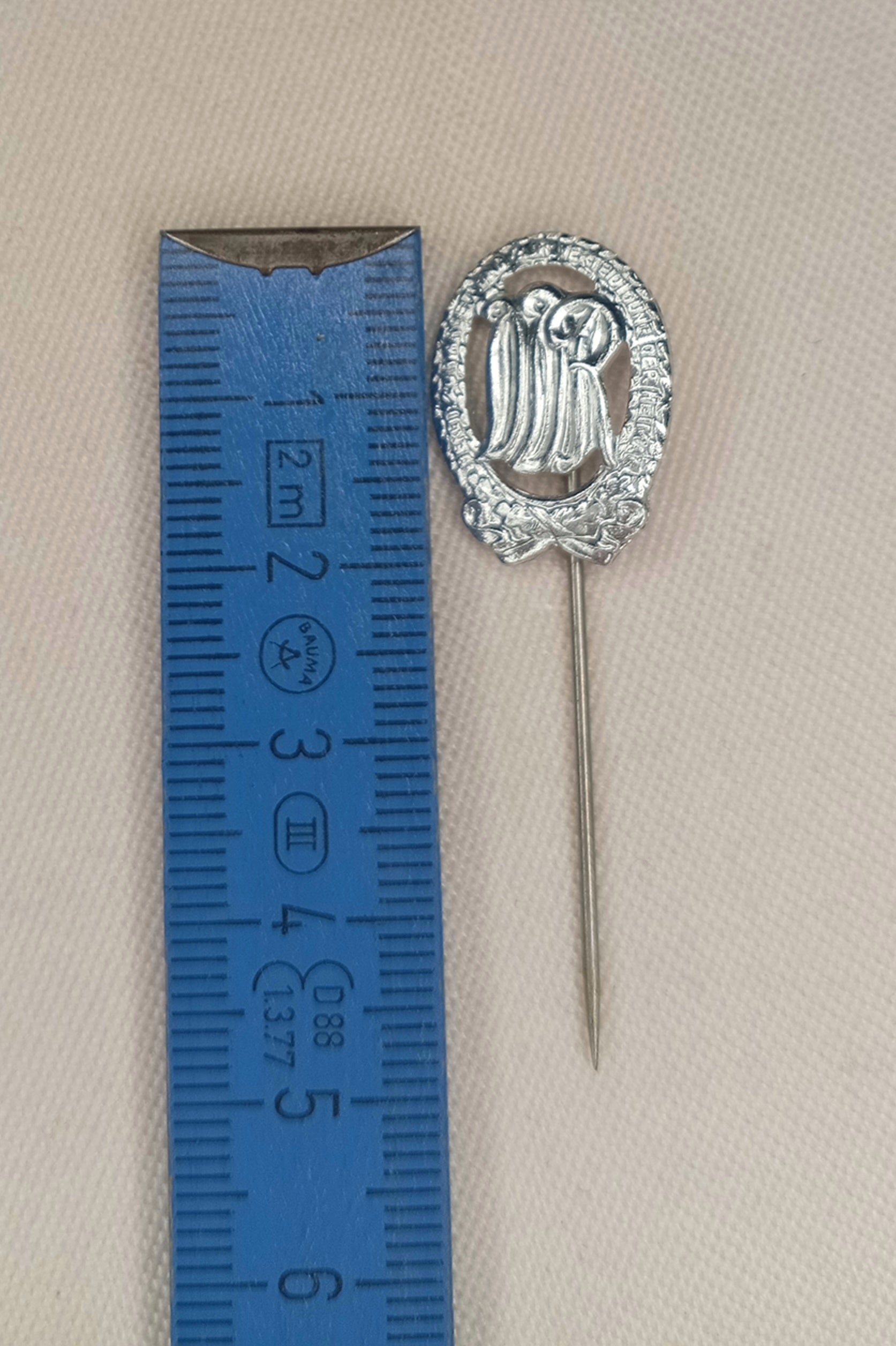 DDR Sportabzeichen Nadel: "Bereit zur Arbeit und zur Verteidigung der Heimat" – Stufe Silber