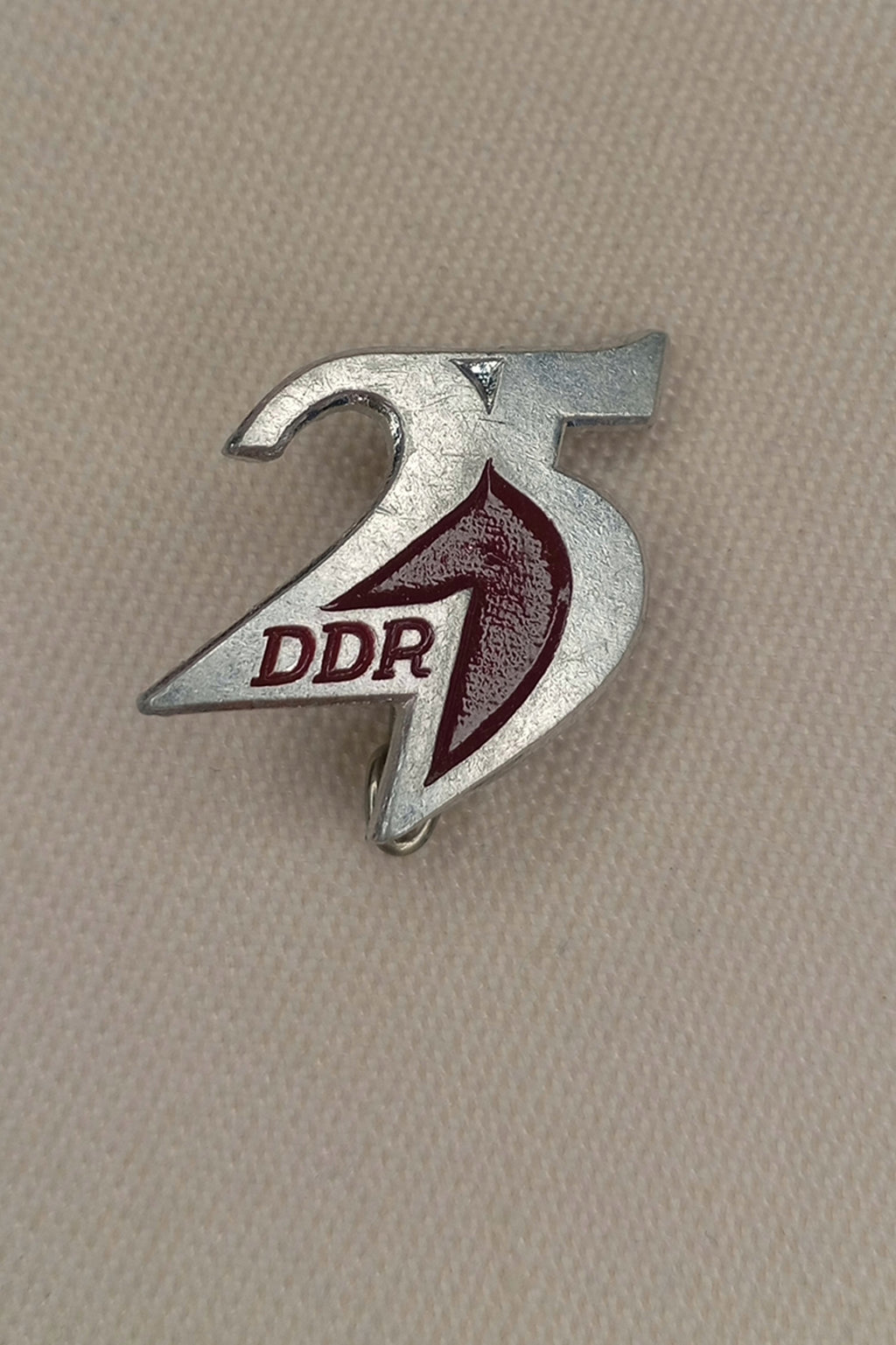 DDR Jubiläums-Abzeichen: "25 Jahre DDR" (1974) – Anstecknadel