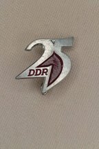 DDR Jubiläums-Abzeichen: "25 Jahre DDR" (1974) – Anstecknadel