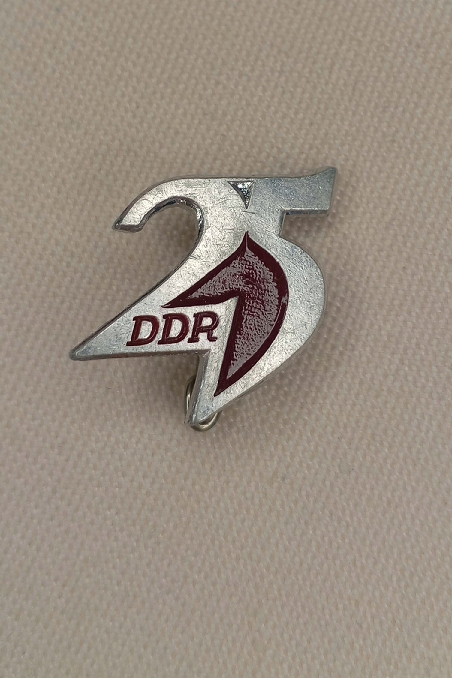 DDR Jubiläums-Abzeichen: "25 Jahre DDR" (1974) – Anstecknadel
