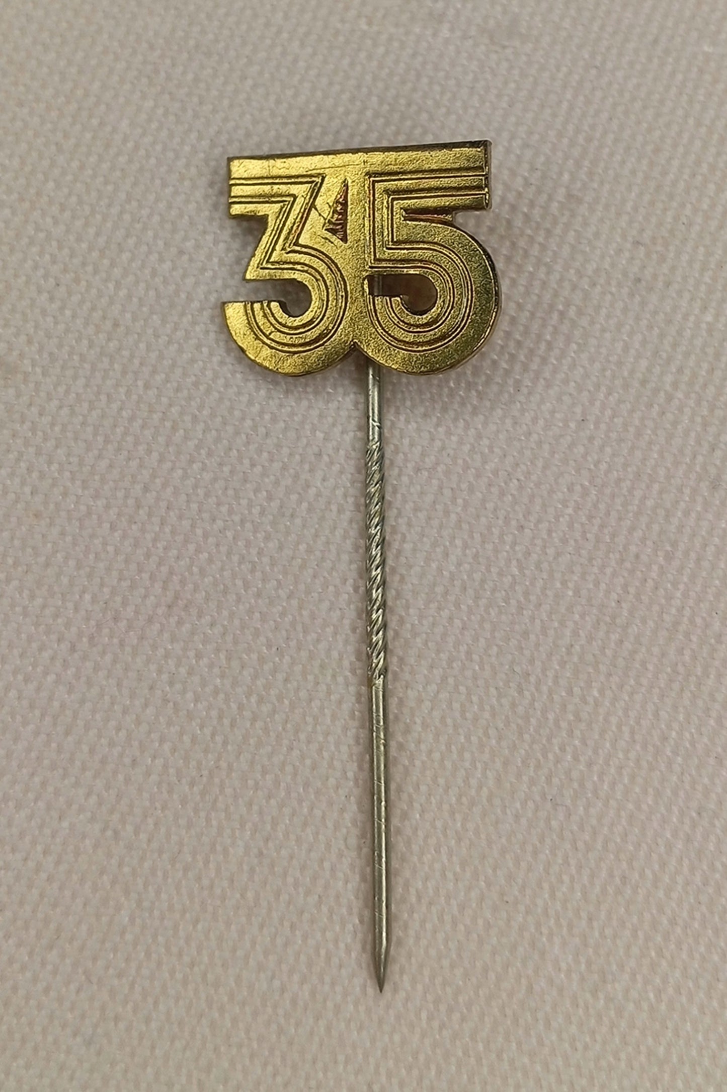 DDR Jubiläums-Nadel: "35 Jahre DDR" (1984) – Anstecknadel