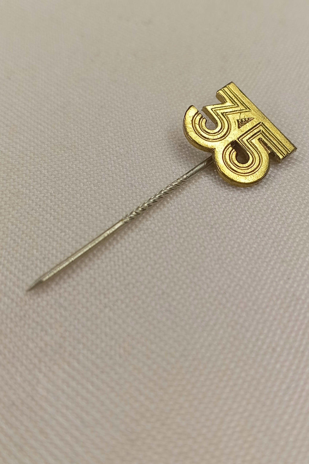 DDR Jubiläums-Nadel: "35 Jahre DDR" (1984) – Anstecknadel