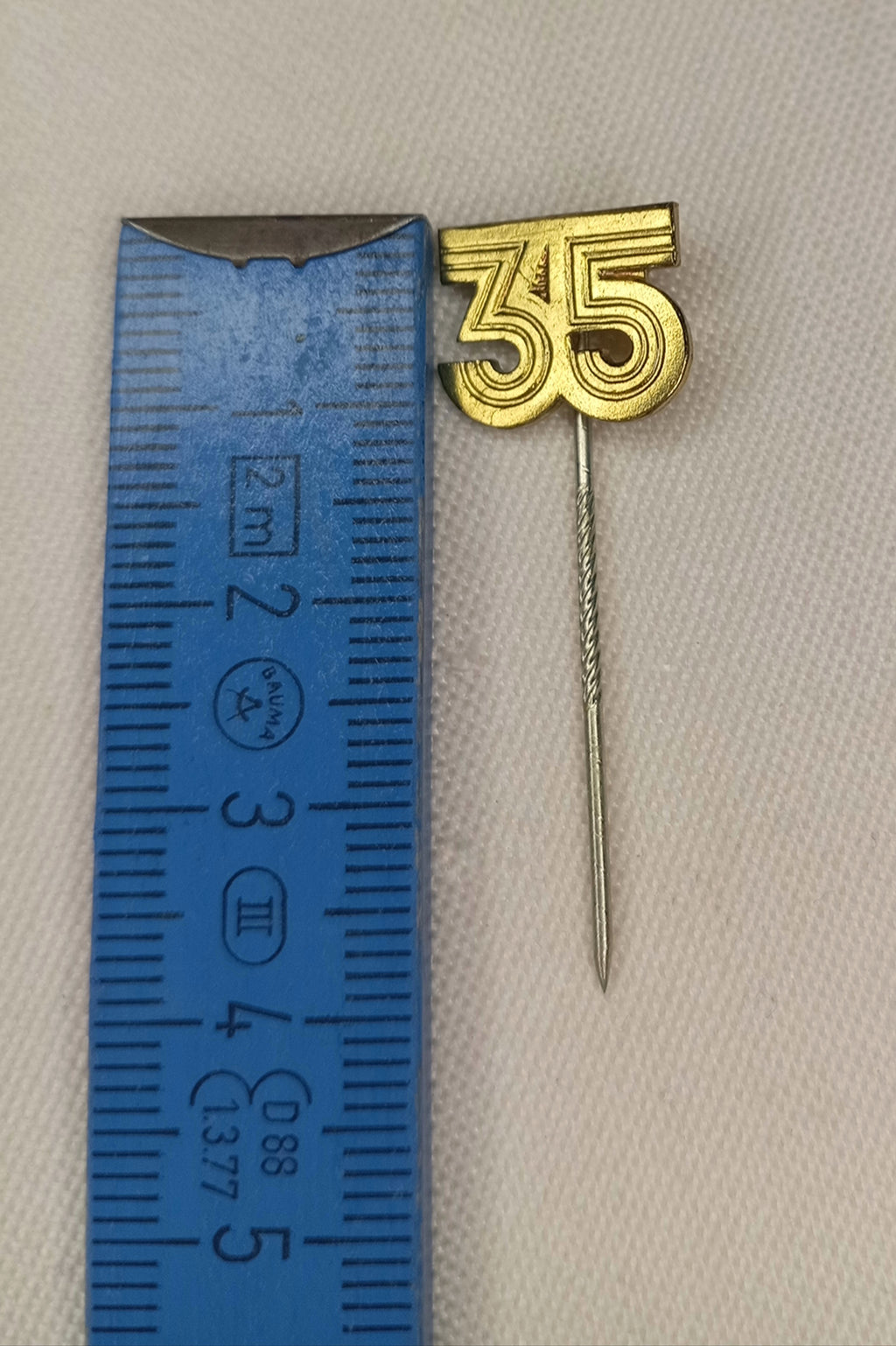 DDR Jubiläums-Nadel: "35 Jahre DDR" (1984) – Anstecknadel