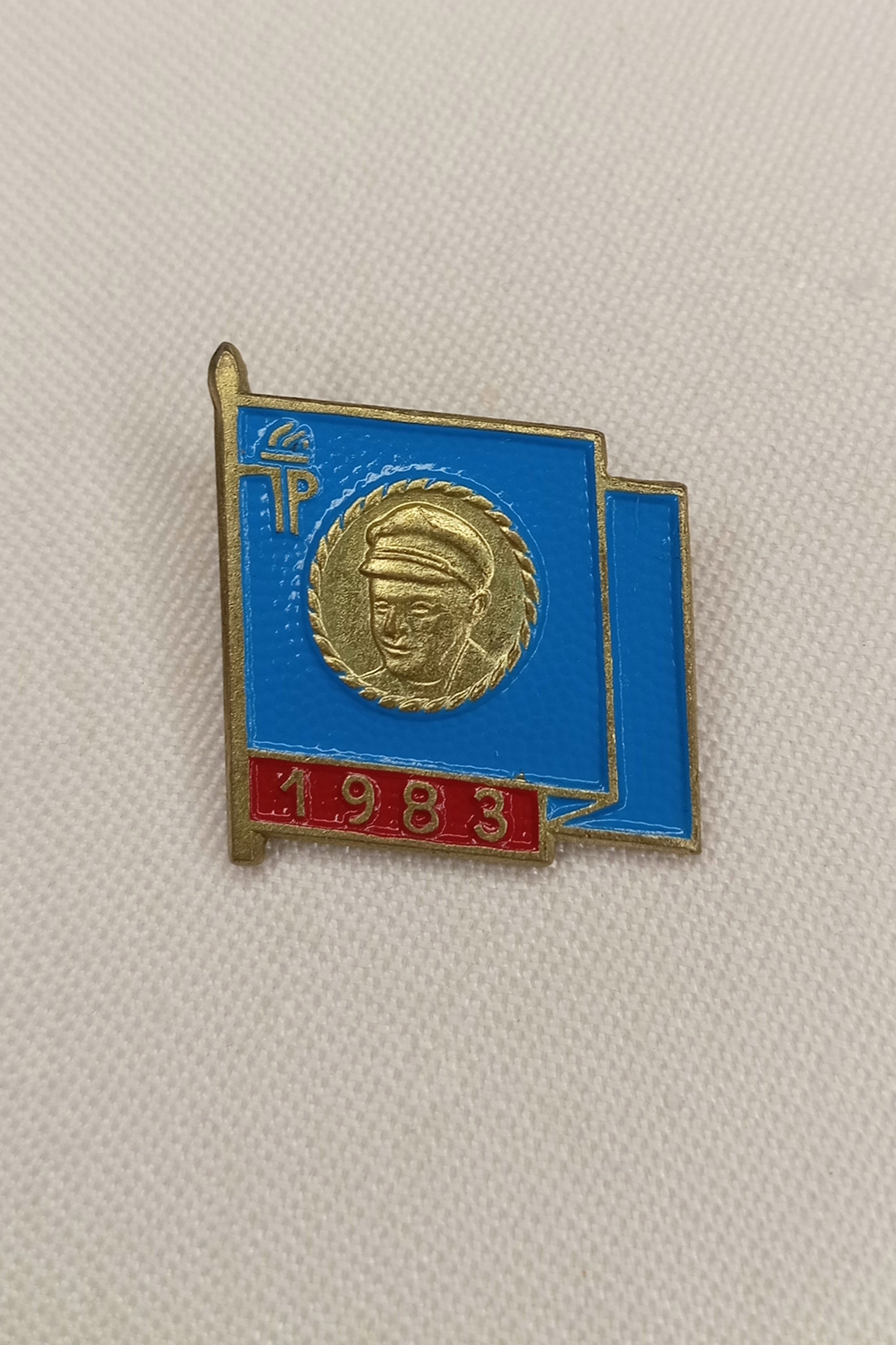 DDR Thälmann-Abzeichen 1983: "Ernst Thälmann" (Blaue Fahne)