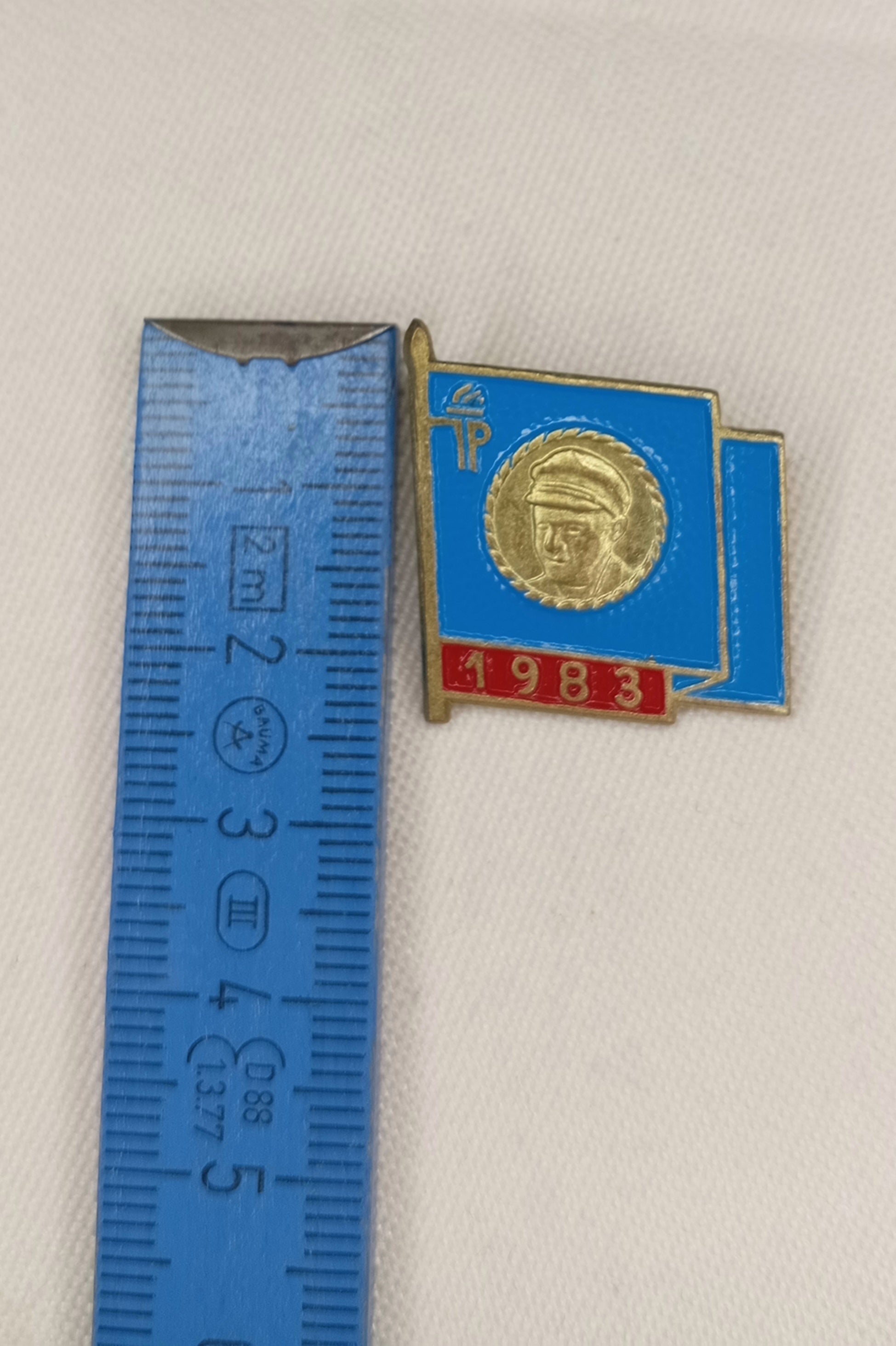 DDR Thälmann-Abzeichen 1983: "Ernst Thälmann" (Blaue Fahne)