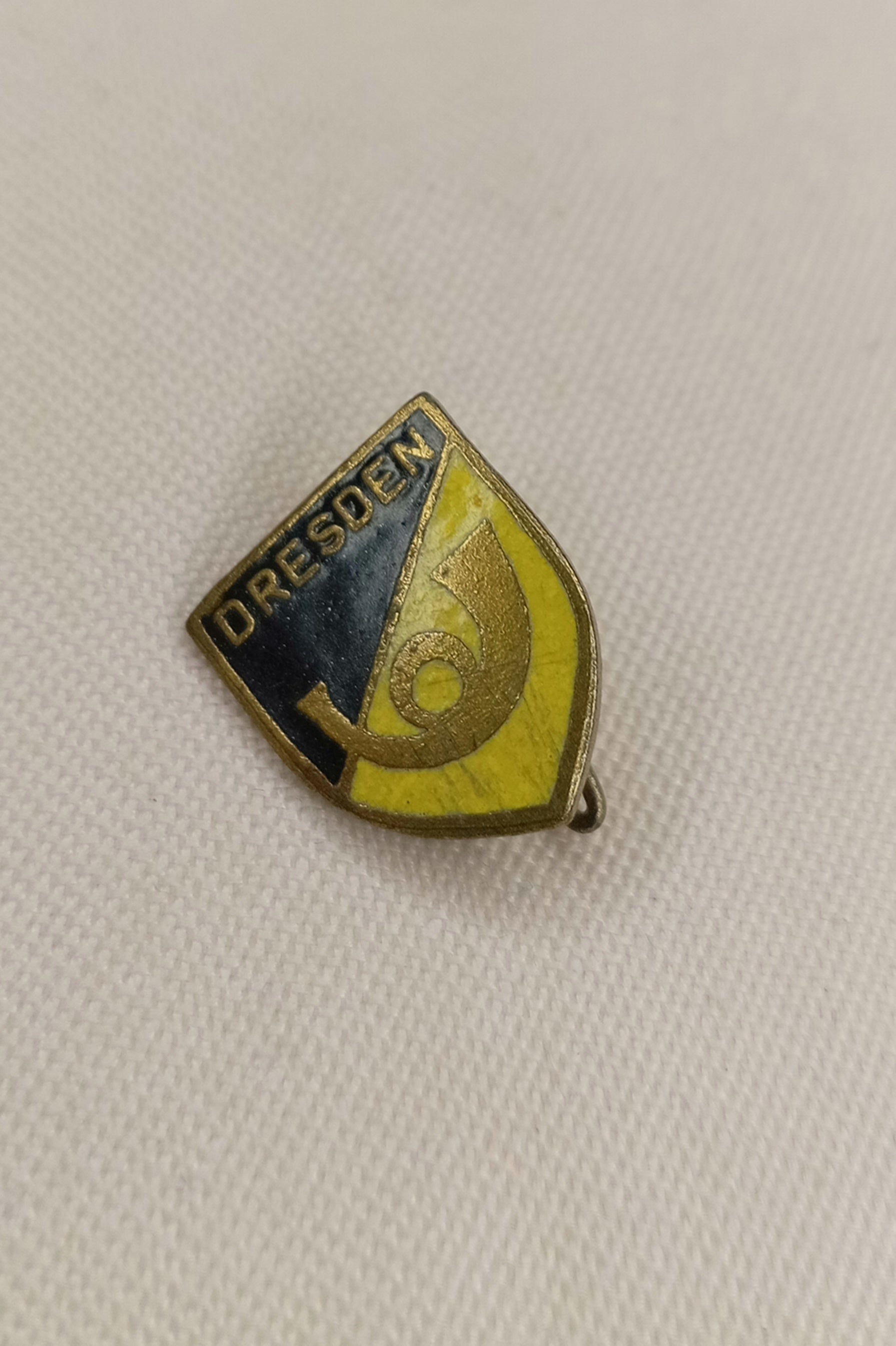 DDR Anstecknadel Dresden: Wappen Schwarz-Gelb mit Posthorn