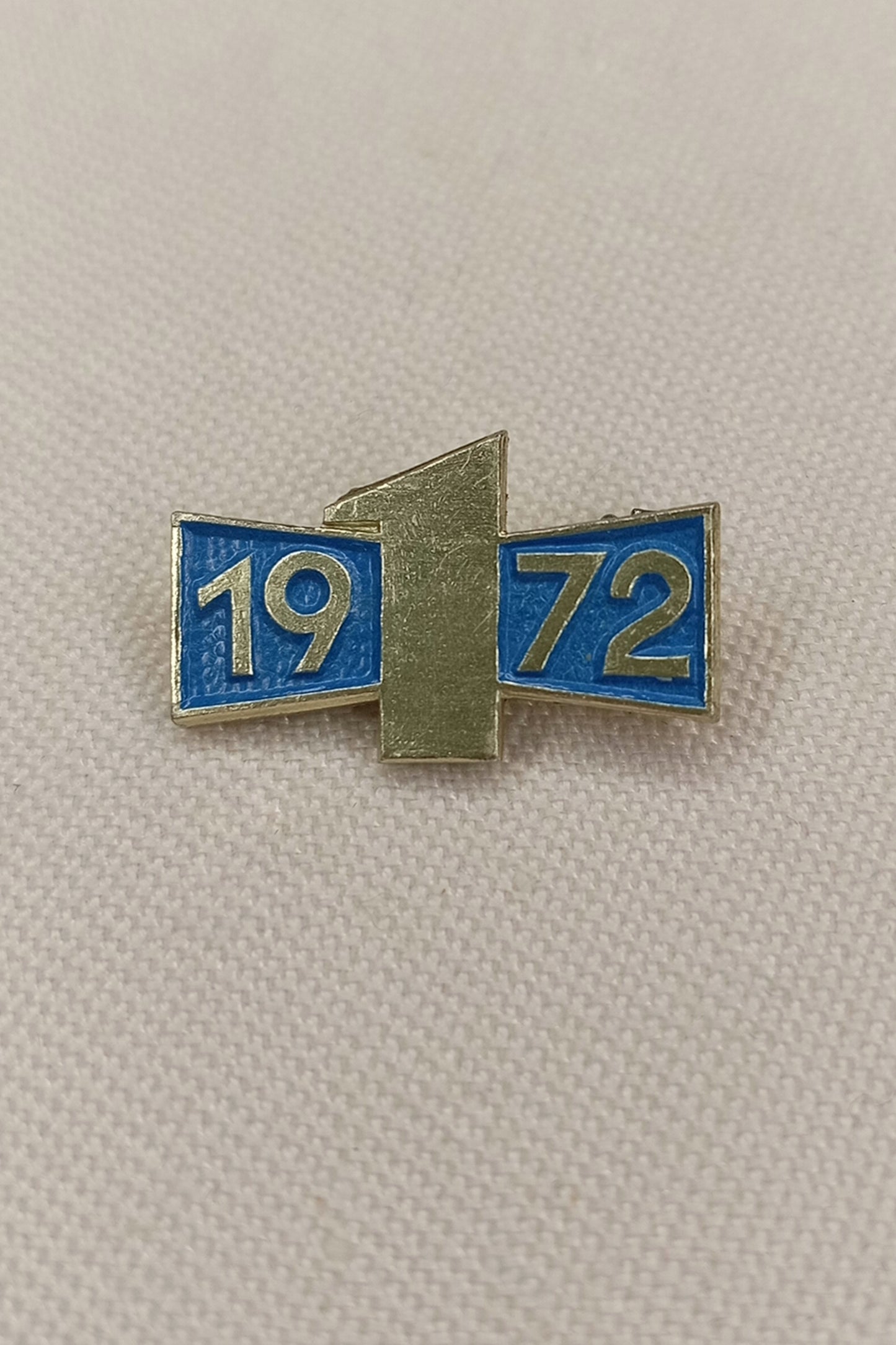 Originales Abzeichen der DDR-Verkehrserziehung aus dem Jahr 1972. Die bekannte "Eins" in der silberfarbenen Ausführung auf blauem Grund.