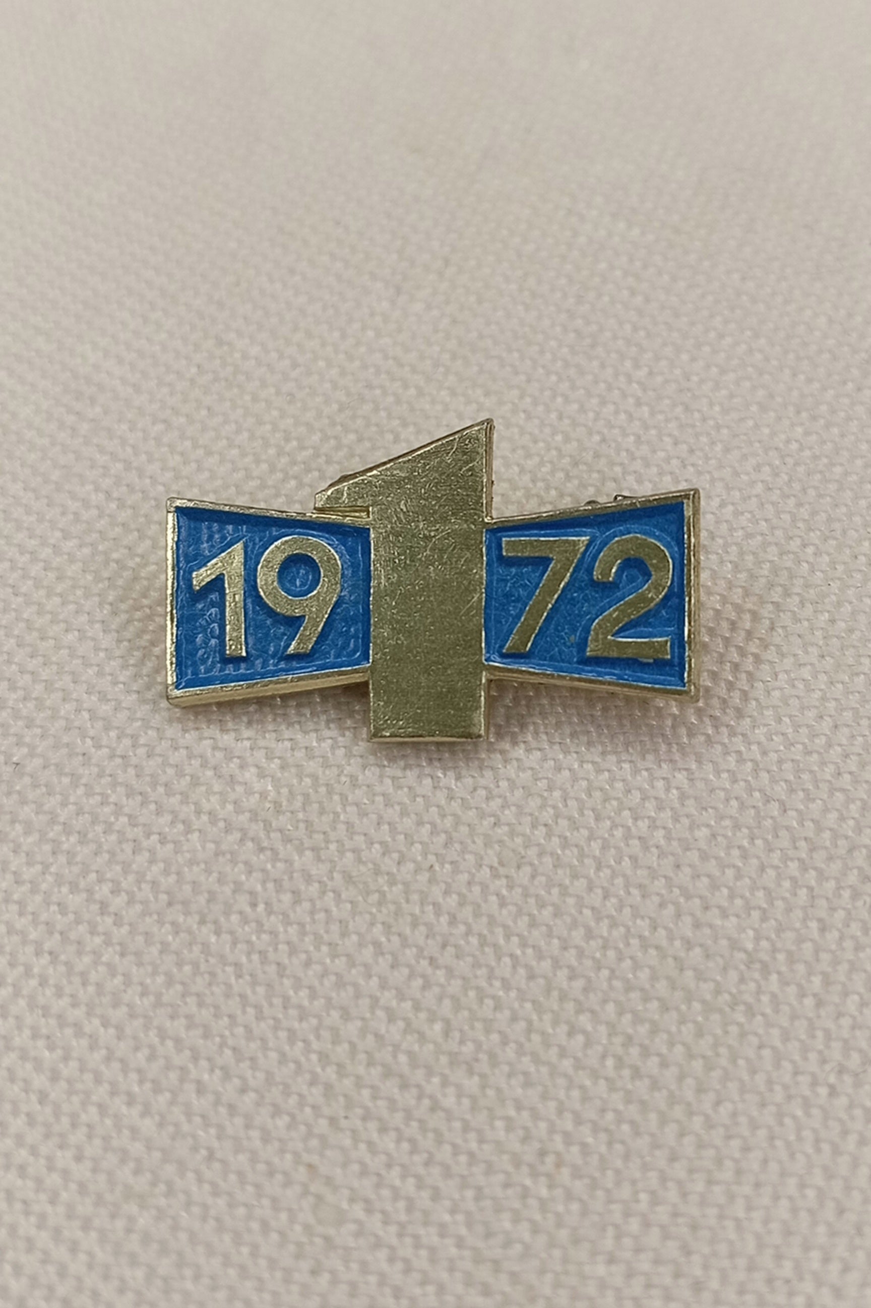 Originales Abzeichen der DDR-Verkehrserziehung aus dem Jahr 1972. Die bekannte "Eins" in der silberfarbenen Ausführung auf blauem Grund.