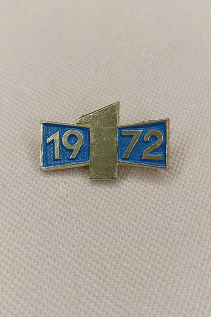 Originales Abzeichen der DDR-Verkehrserziehung aus dem Jahr 1972. Die bekannte "Eins" in der silberfarbenen Ausführung auf blauem Grund.