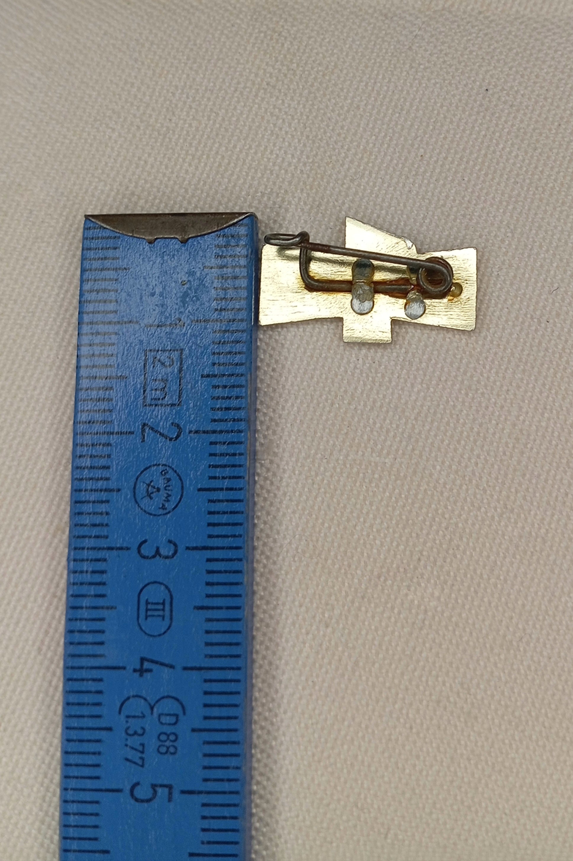 Originales Abzeichen der DDR-Verkehrserziehung aus dem Jahr 1972. Die bekannte "Eins" in der silberfarbenen Ausführung auf blauem Grund.