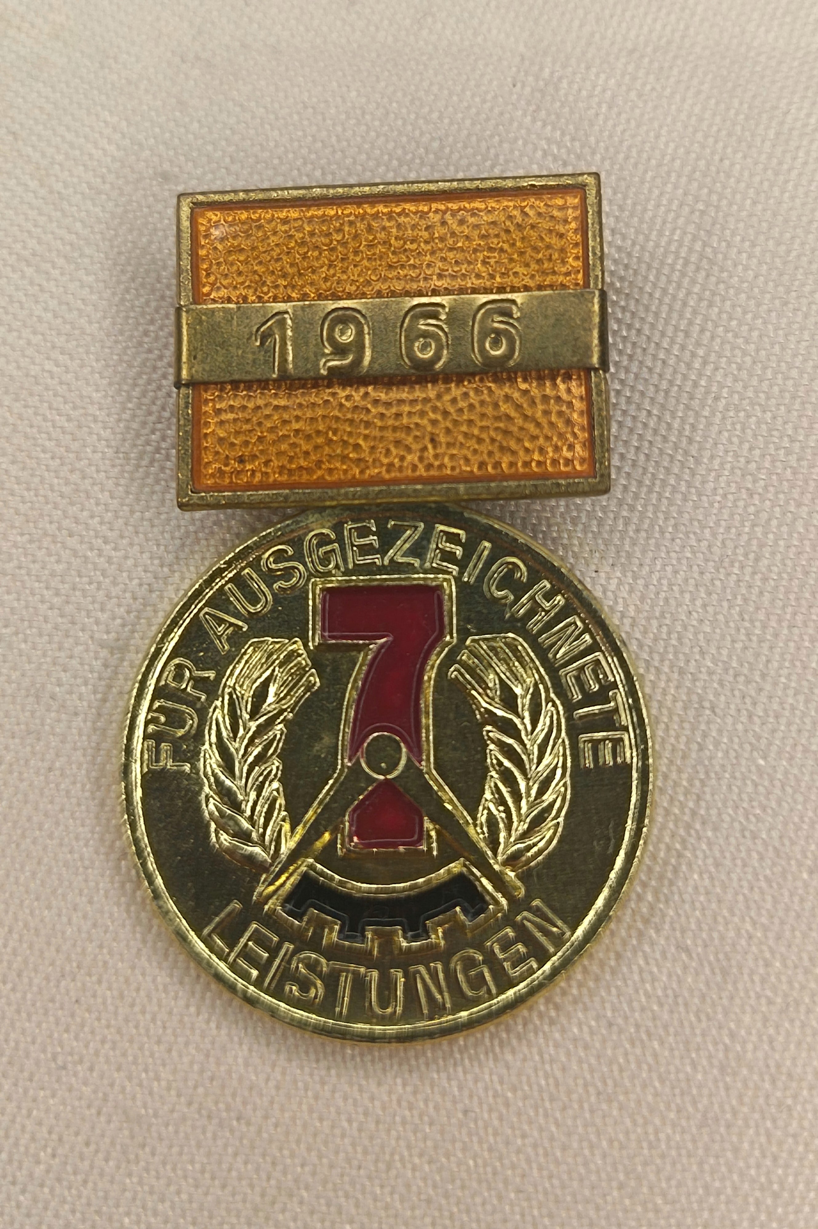 DDR Auszeichnung "Für ausgezeichnete Leistungen" – Jahrgang 1966 mit Spange
