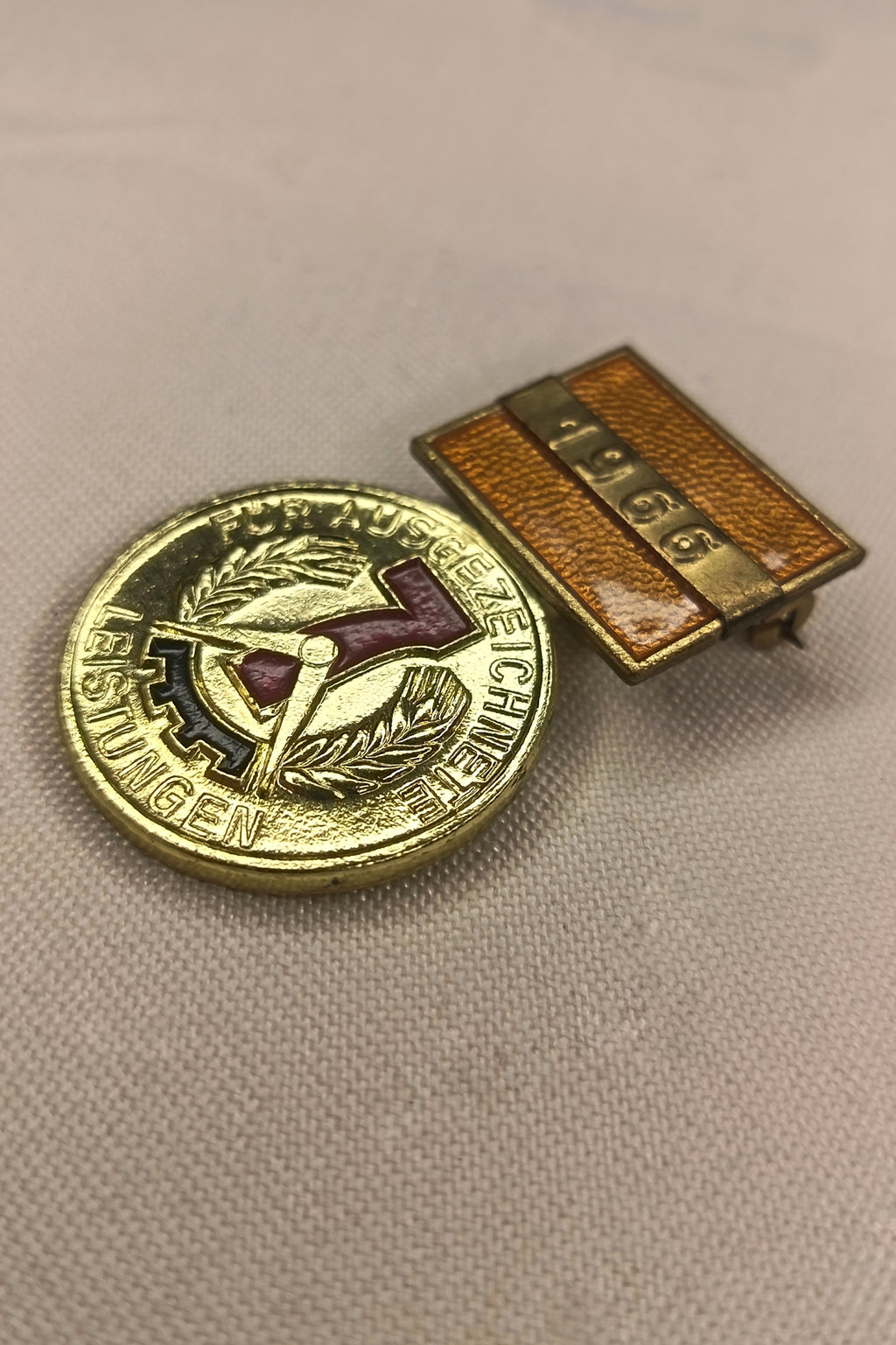 DDR Auszeichnung "Für ausgezeichnete Leistungen" – Jahrgang 1966 mit Spange