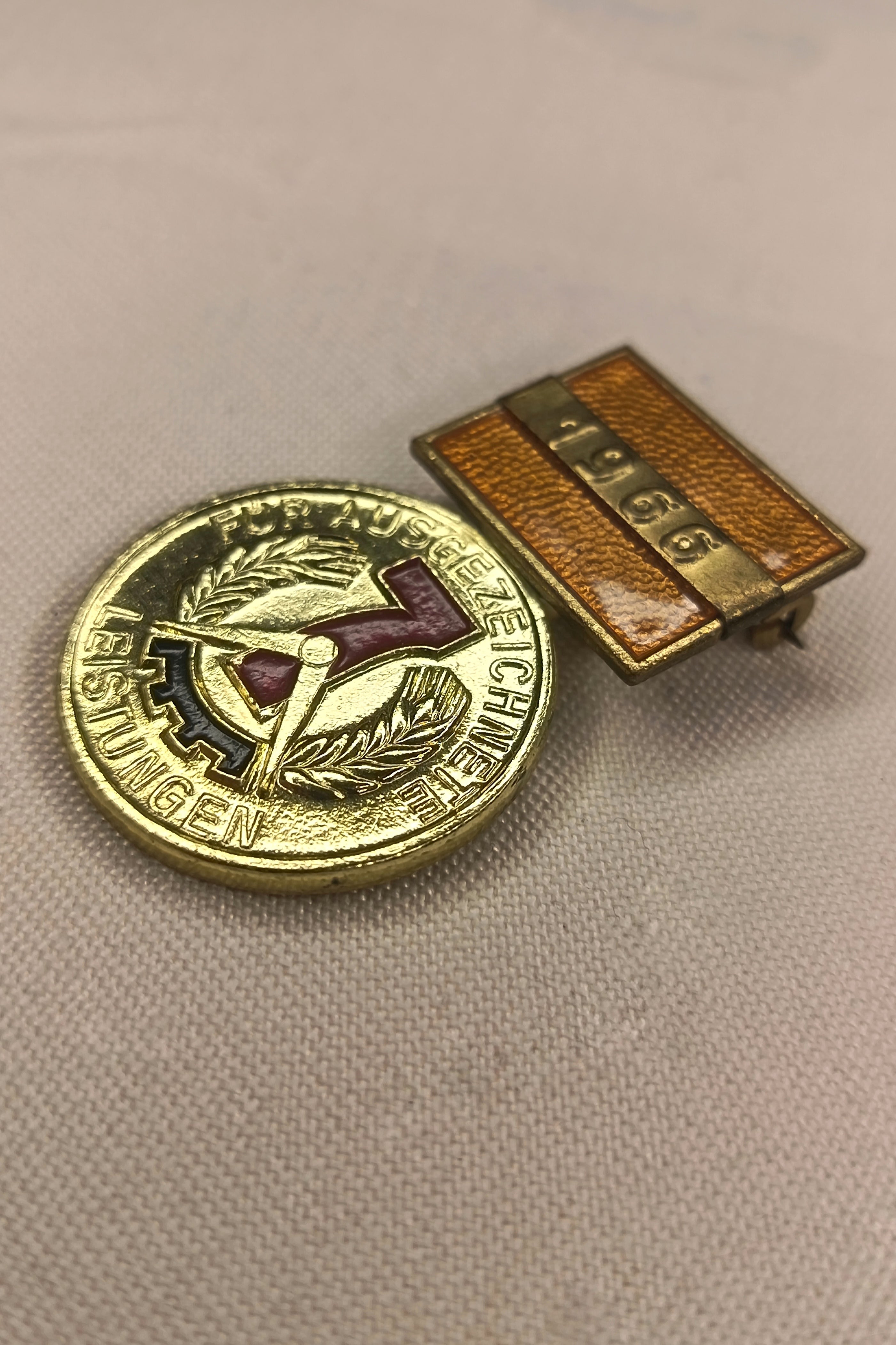 DDR Auszeichnung "Für ausgezeichnete Leistungen" – Jahrgang 1966 mit Spange