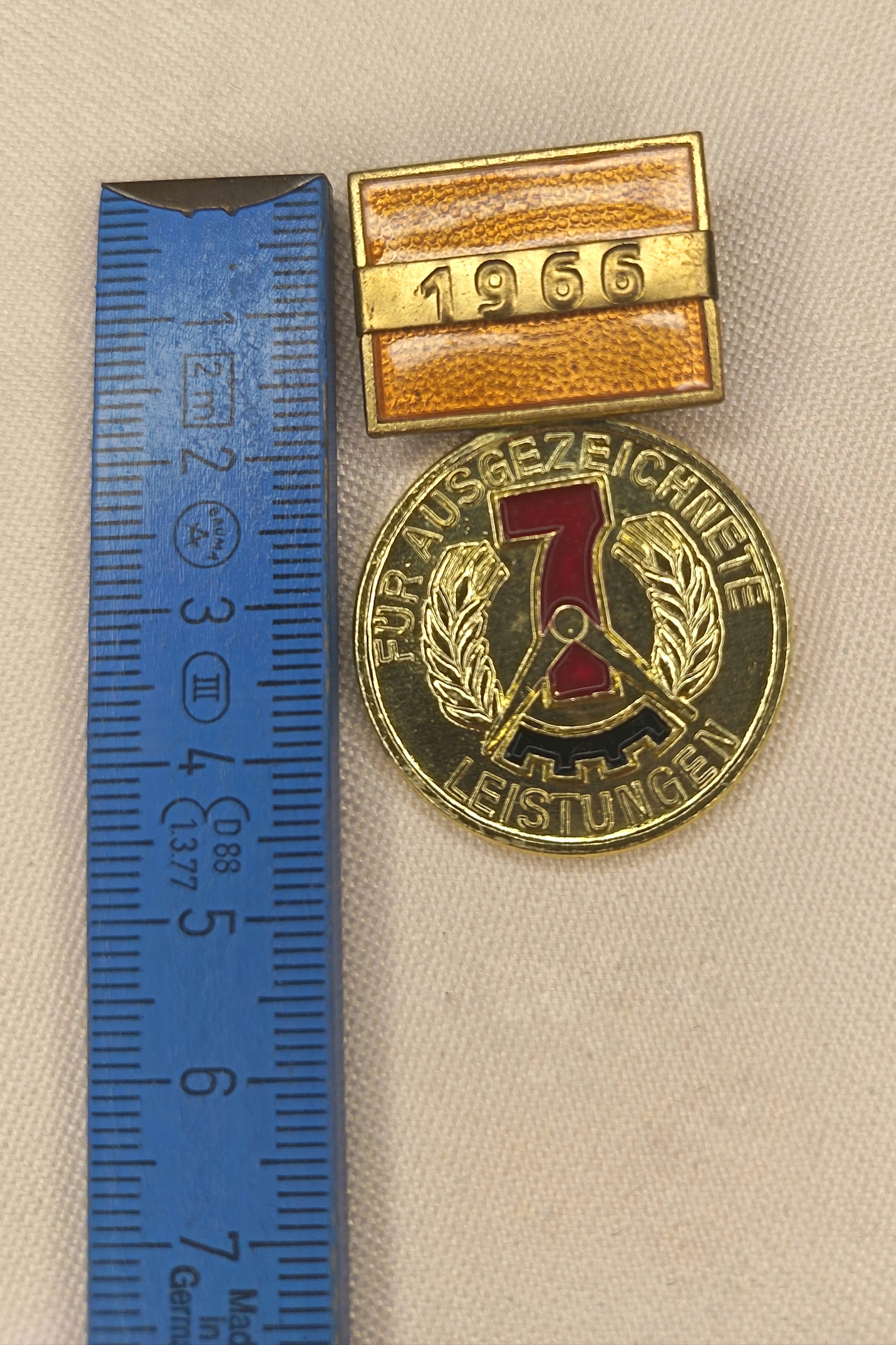 DDR Auszeichnung "Für ausgezeichnete Leistungen" – Jahrgang 1966 mit Spange
