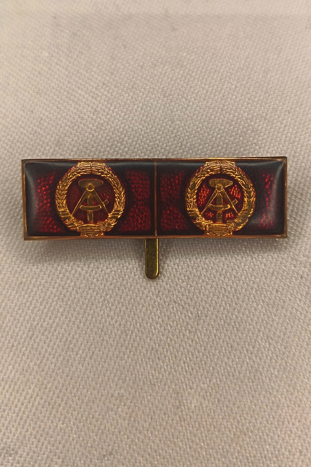 DDR Interimsspange / Feldspange: 2-fach (Doppelspange) – Staatswappen Gold auf Rot