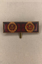 DDR Interimsspange / Feldspange: 2-fach (Doppelspange) – Staatswappen Gold auf Rot