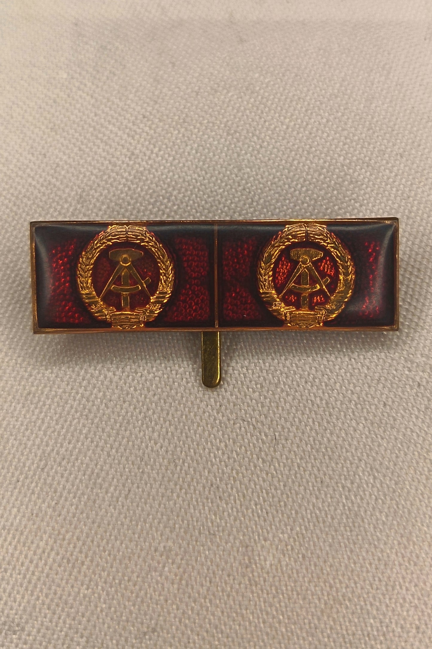 DDR Interimsspange / Feldspange: 2-fach (Doppelspange) – Staatswappen Gold auf Rot