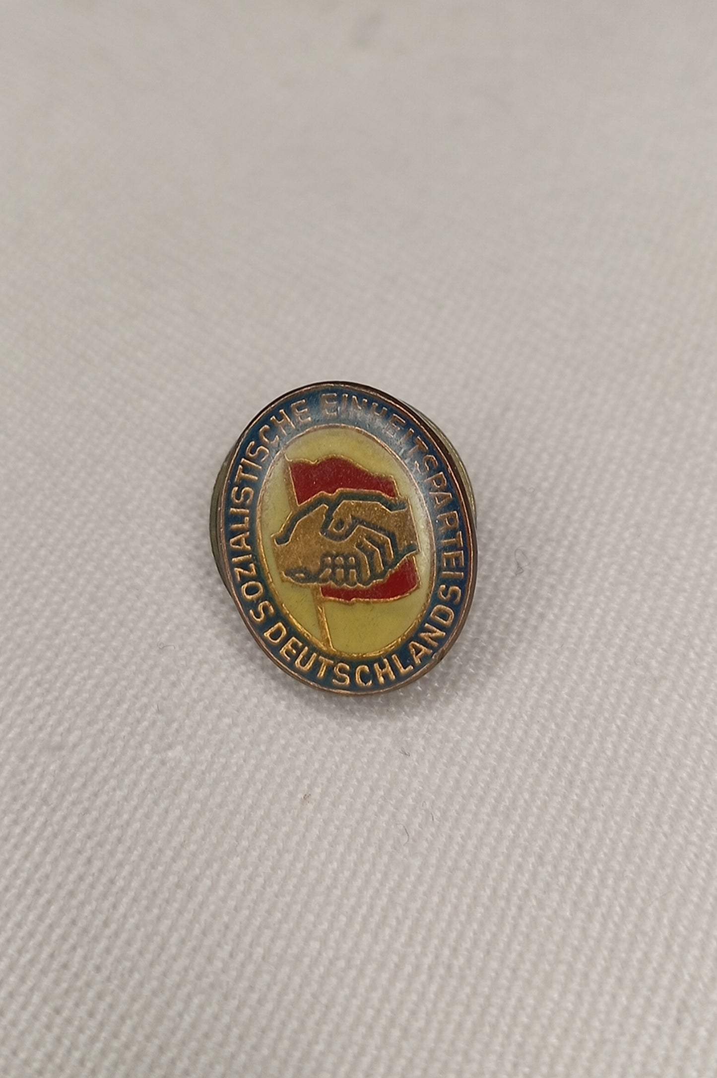 SED Mitgliedsabzeichen - Abzeichen DDR mit Schraube