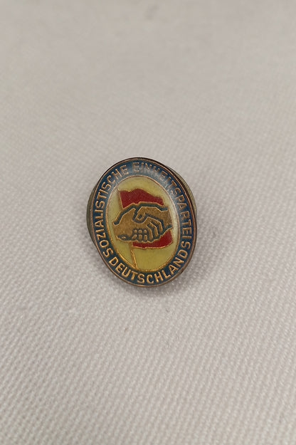 SED Mitgliedsabzeichen - Abzeichen DDR mit Schraube