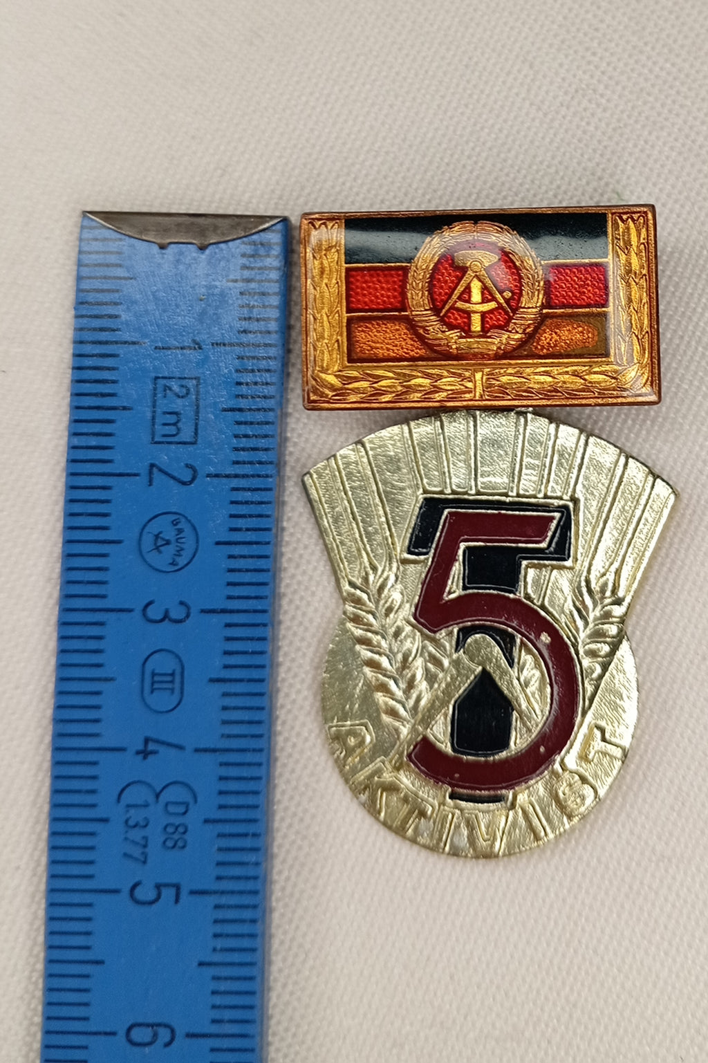 DDR Auszeichnung: "Aktivist des Fünfjahrplanes" – mit Ehrentragespange