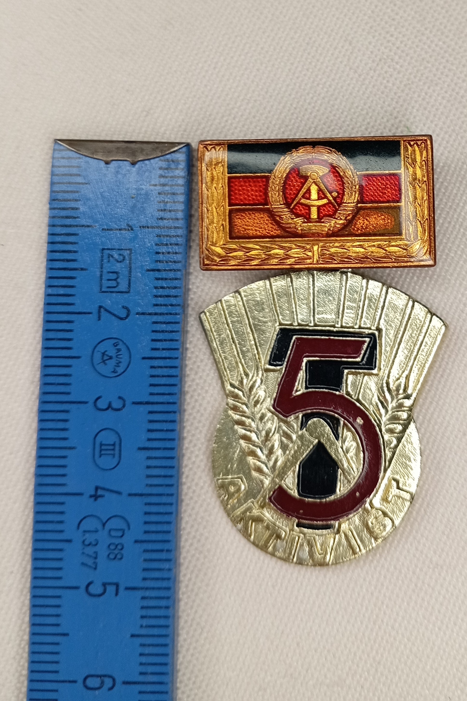 DDR Auszeichnung: "Aktivist des Fünfjahrplanes" – mit Ehrentragespange