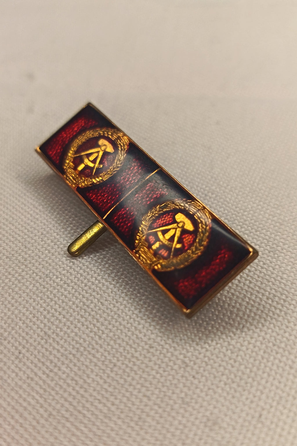 DDR Interimsspange / Feldspange: 2-fach (Doppelspange) – Staatswappen Gold auf Rot