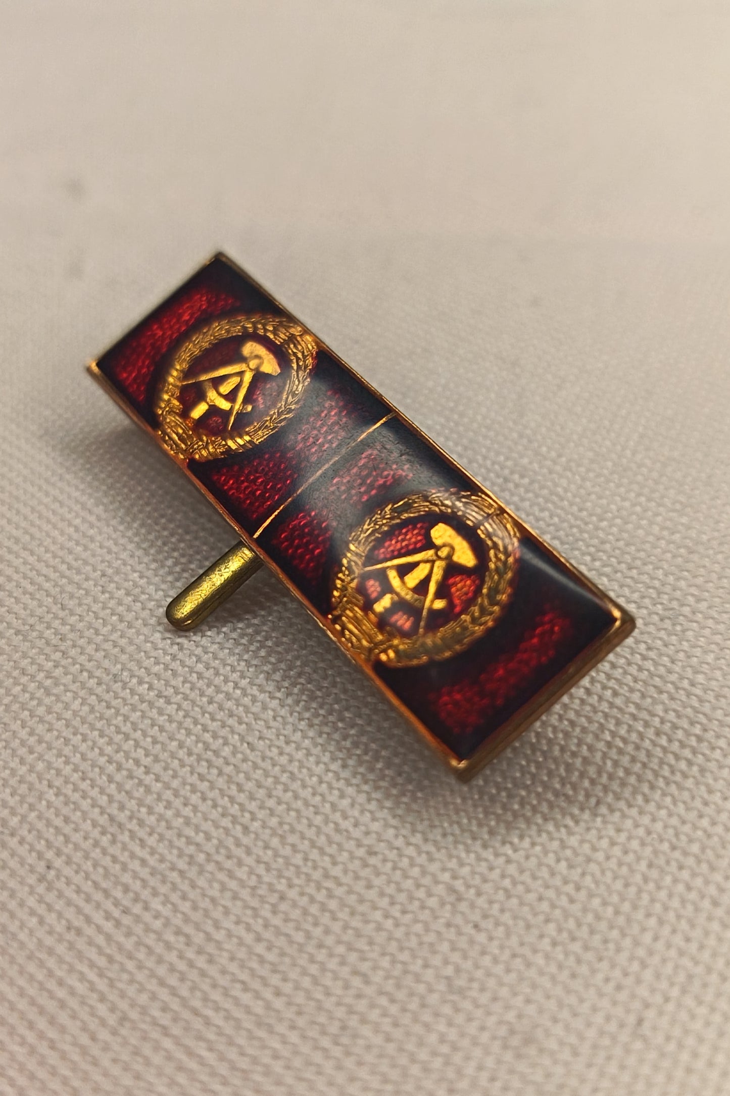 DDR Interimsspange / Feldspange: 2-fach (Doppelspange) – Staatswappen Gold auf Rot