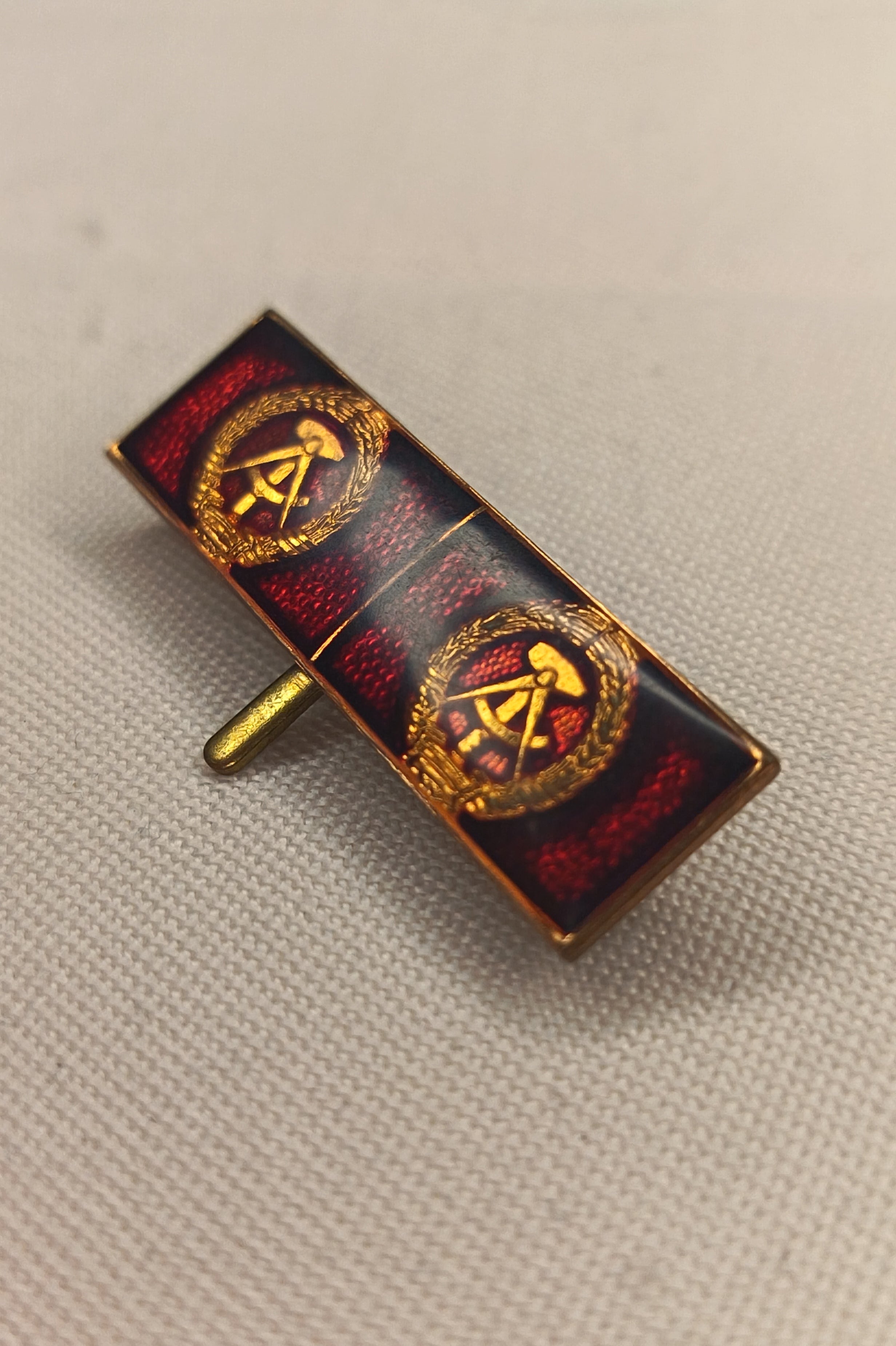 DDR Interimsspange / Feldspange: 2-fach (Doppelspange) – Staatswappen Gold auf Rot