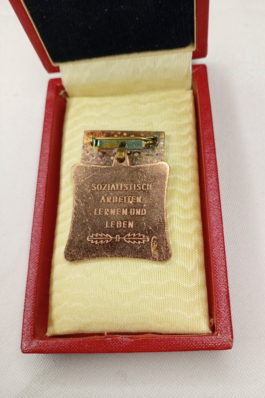 DDR Auszeichnung im Etui: "Kollektiv der sozialistischen Arbeit" – Orden mit Spange & Box