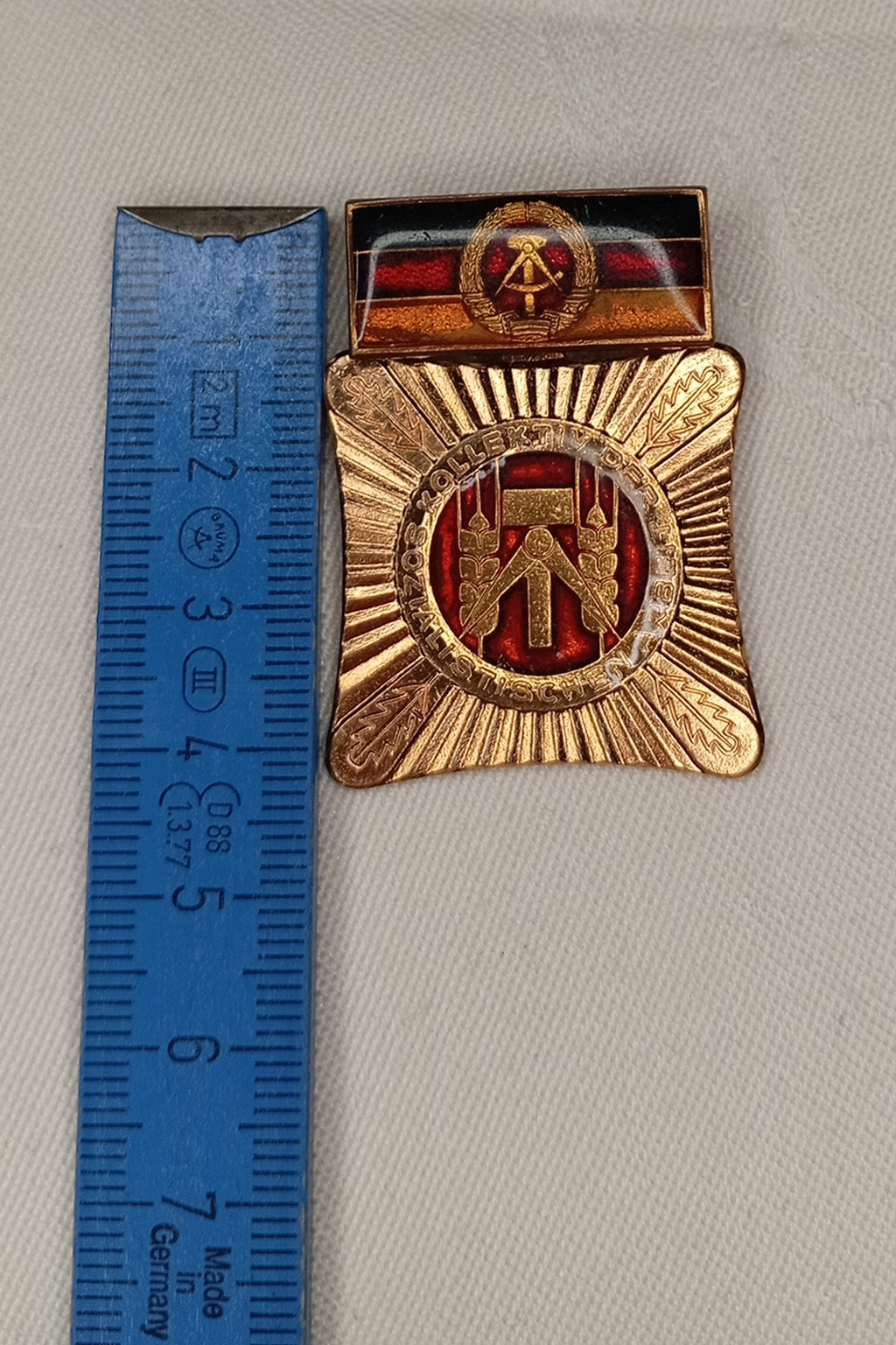 DDR Auszeichnung im Etui: "Kollektiv der sozialistischen Arbeit" – Orden mit Spange & Box